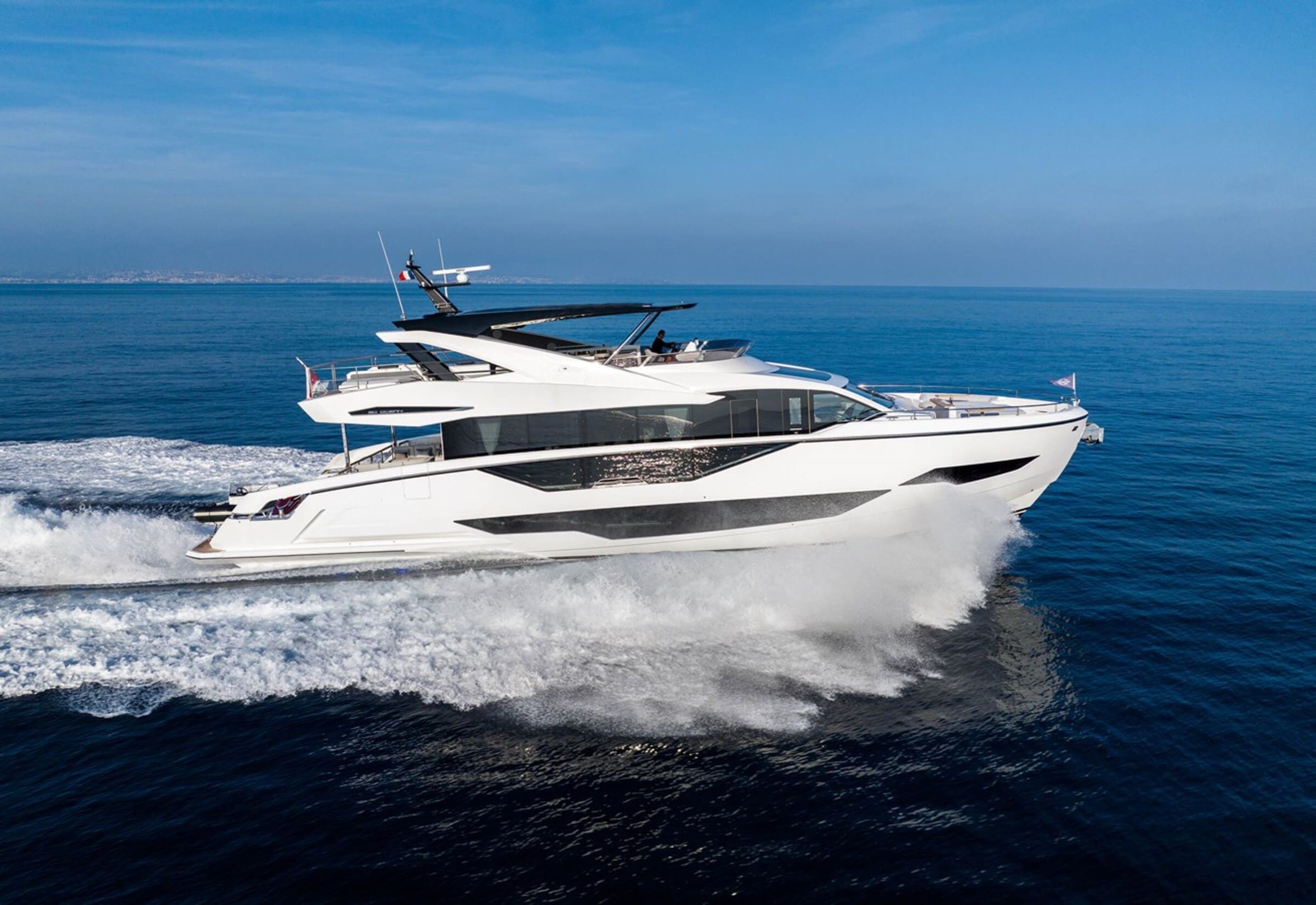 Экстерьер Sunseeker 90 Ocean 2022 MY GLASAX/Exterior Sunseeker 90 Ocean 2022 MY GLASAX