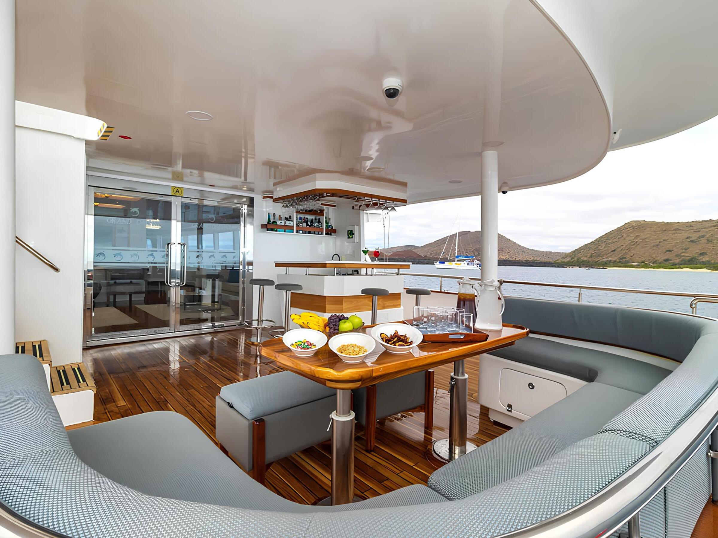 Обеденная зона на корме главной палубы/Aft main deck dining area