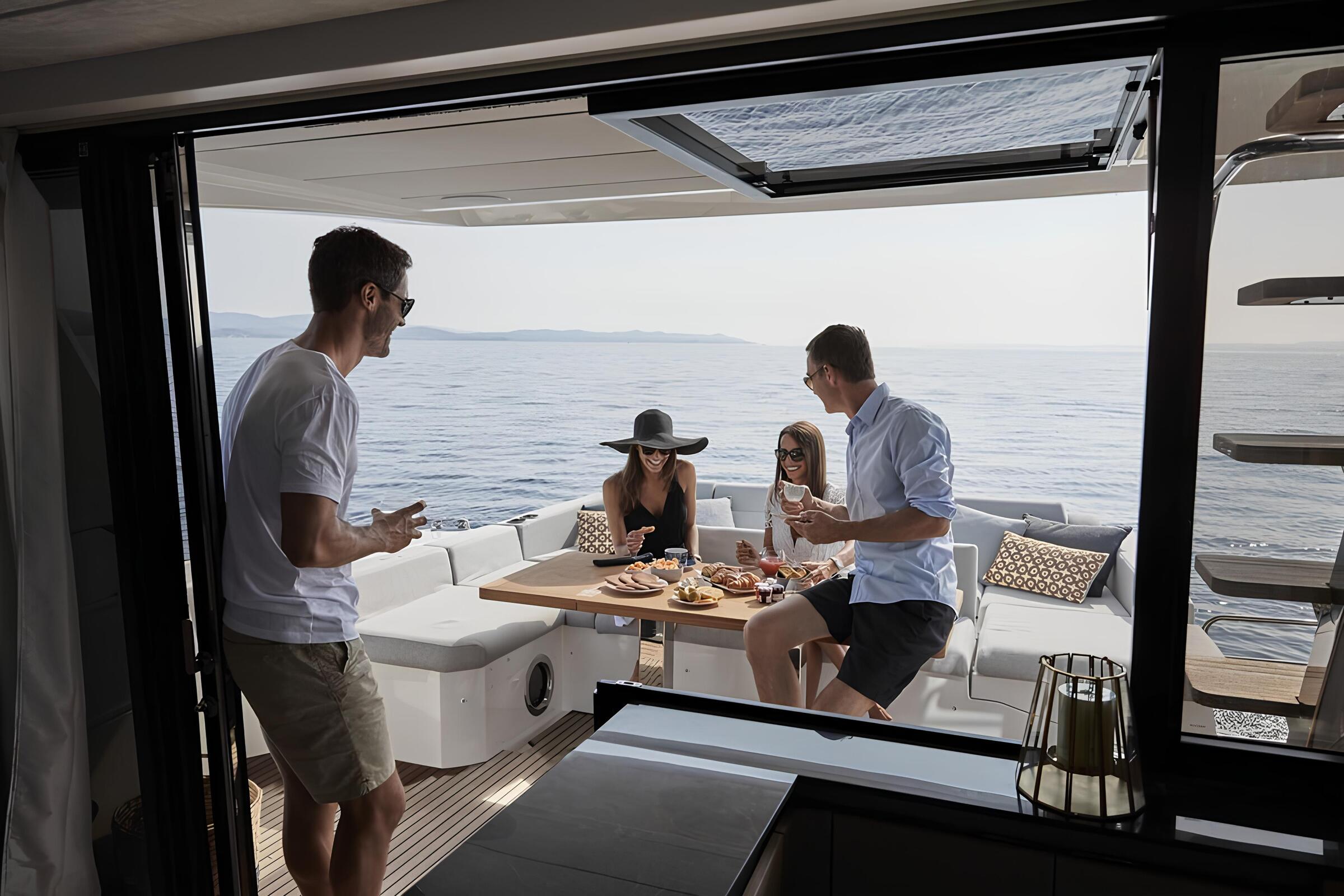 Обеденная зона в кокпите/Cockpit dining area