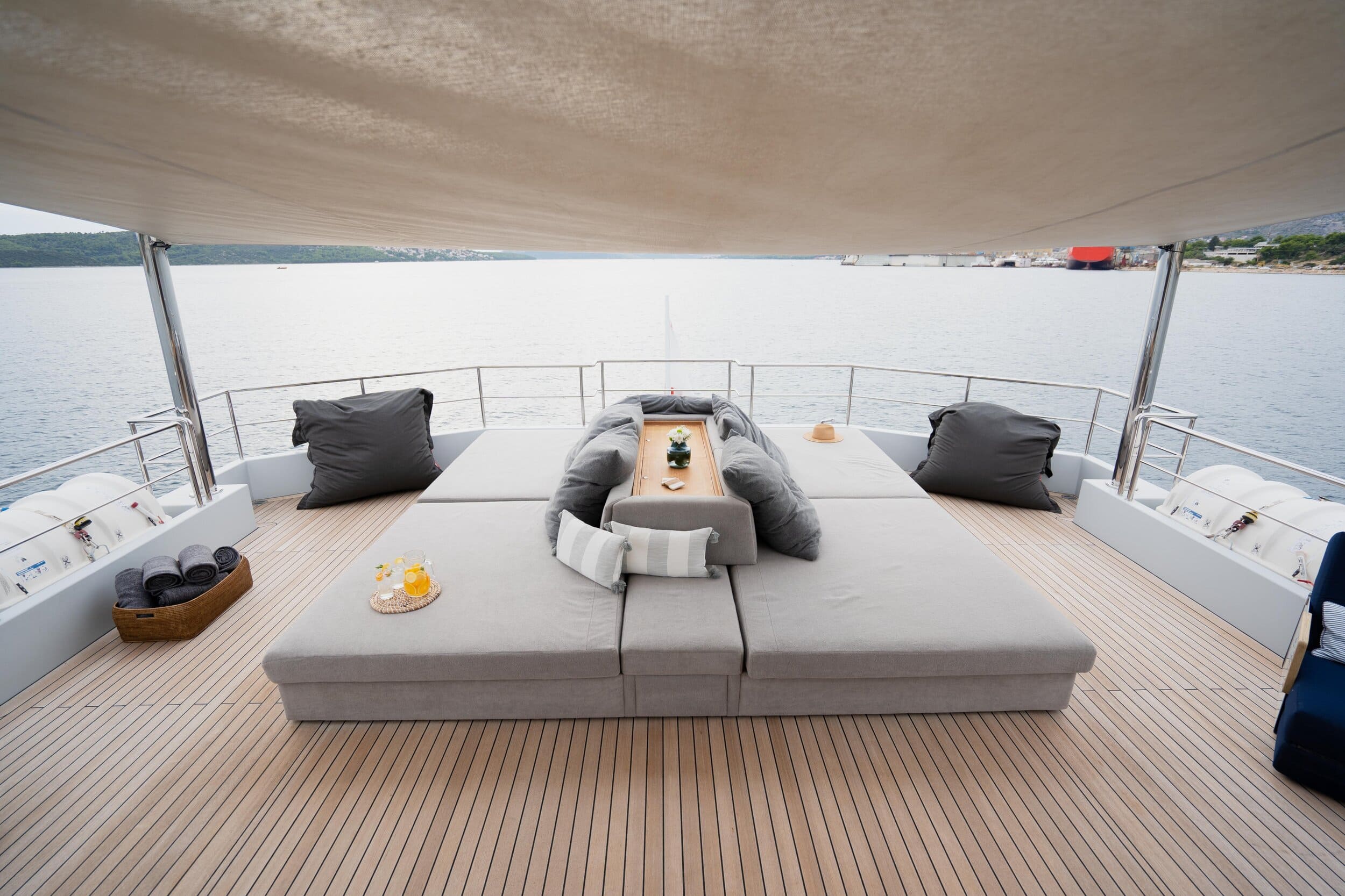 Шезлонги на корме верхней палубы/Loungers on the aft upper deck