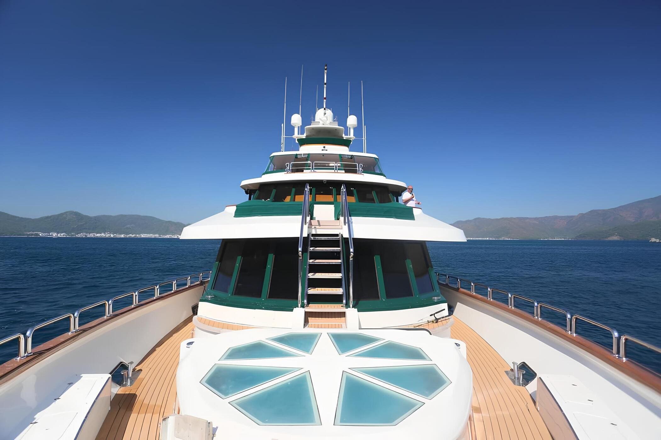 Джакузи на носу главной палубы/Main deck bow jacuzzi