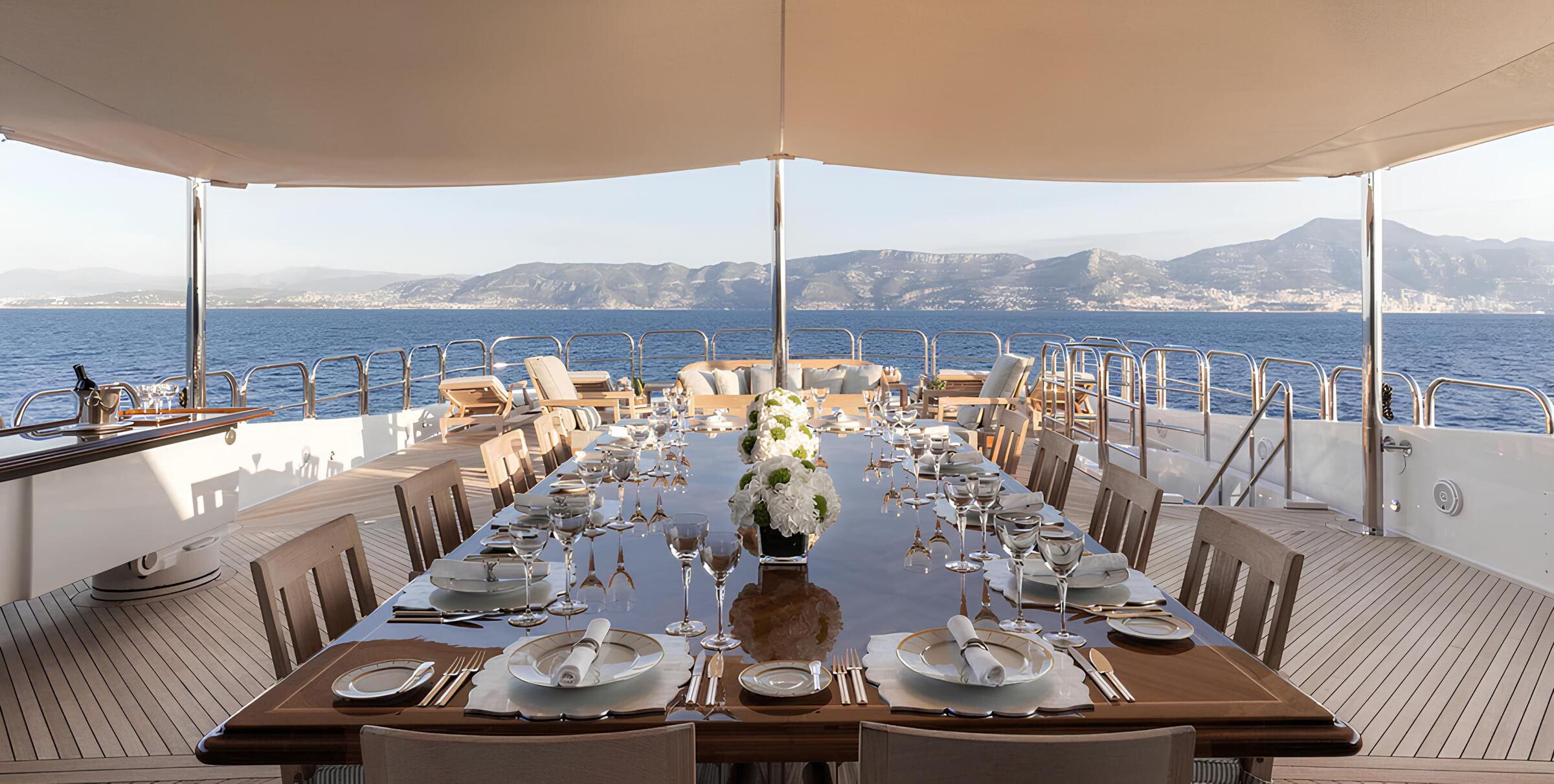 Обеденная зона в кормовой части сандека/Aft sundeck dining area