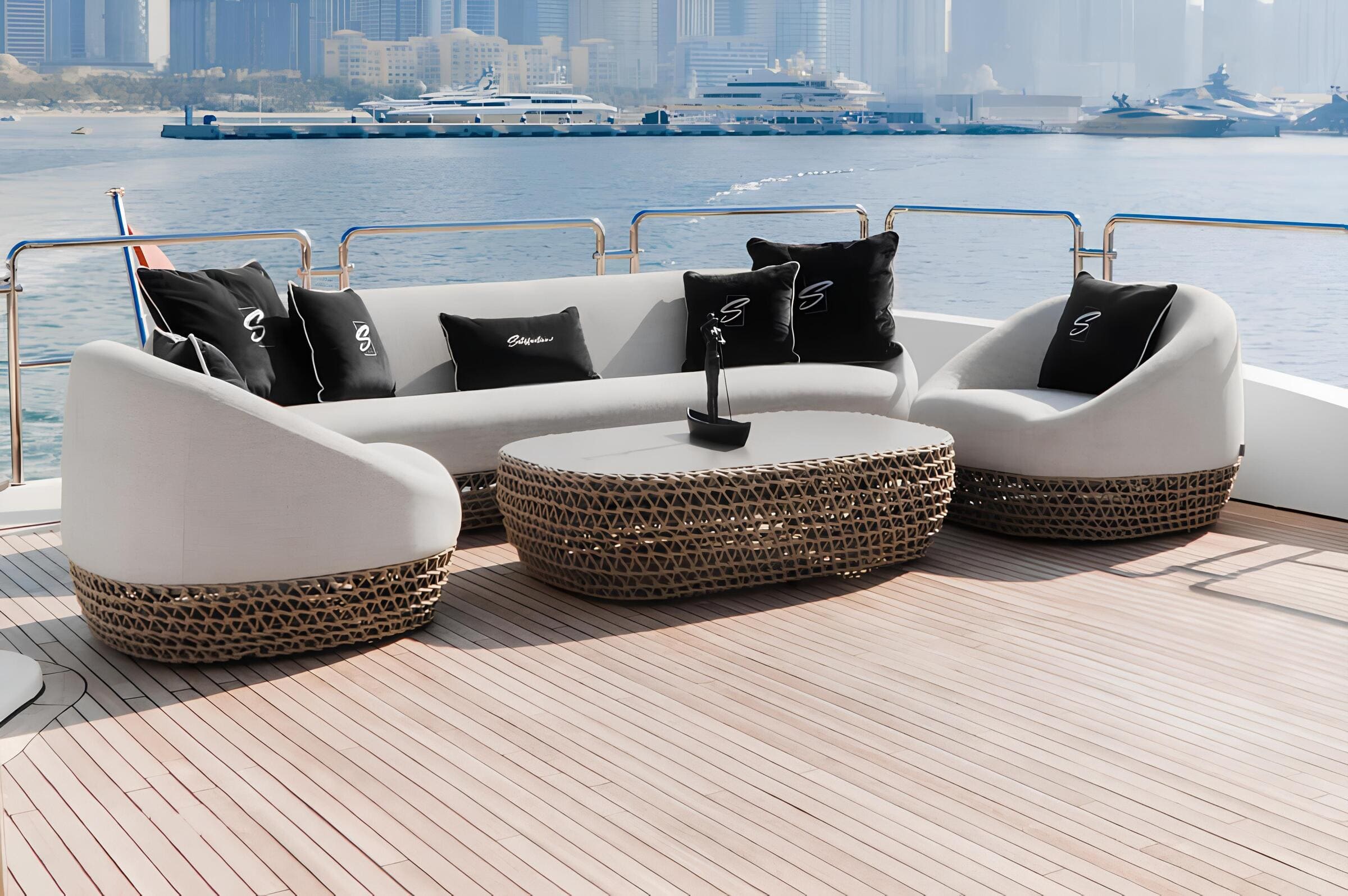 Зона отдыха на флайбридже/Flybridge lounge area