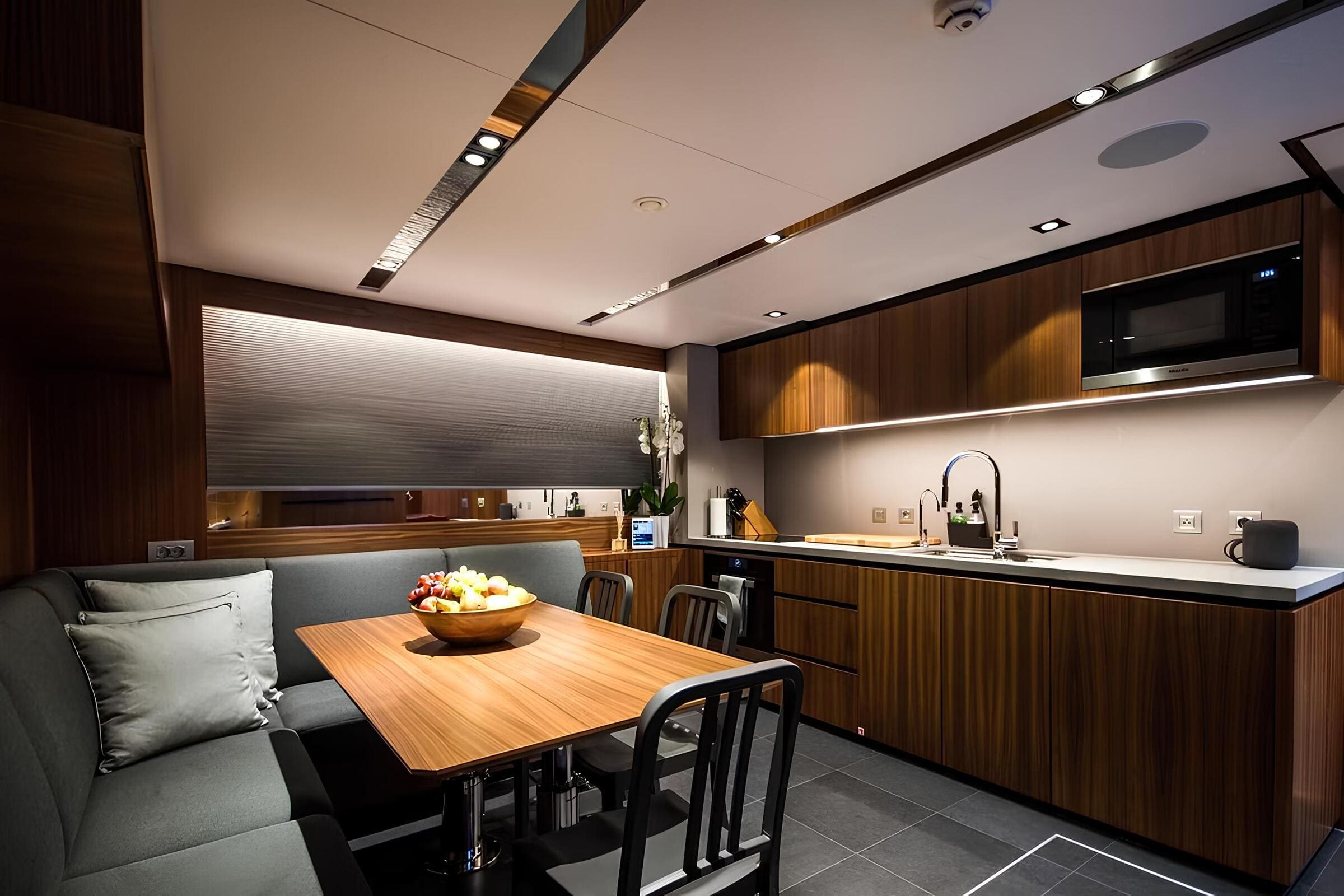 Обеденная зона на нижней палубе/Lower deck dining area
