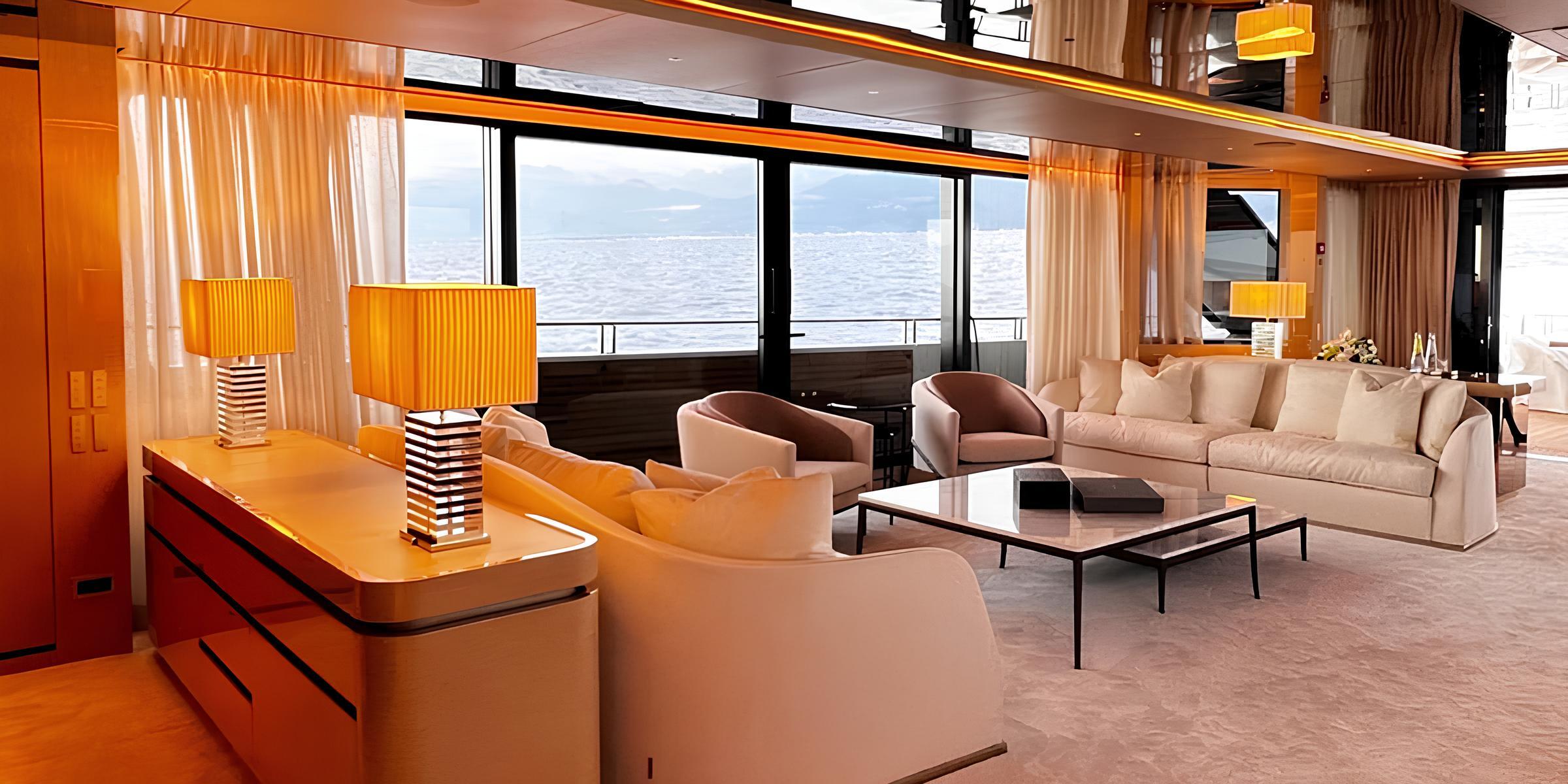 Зона отдыха в главном салоне/Main salon lounge area