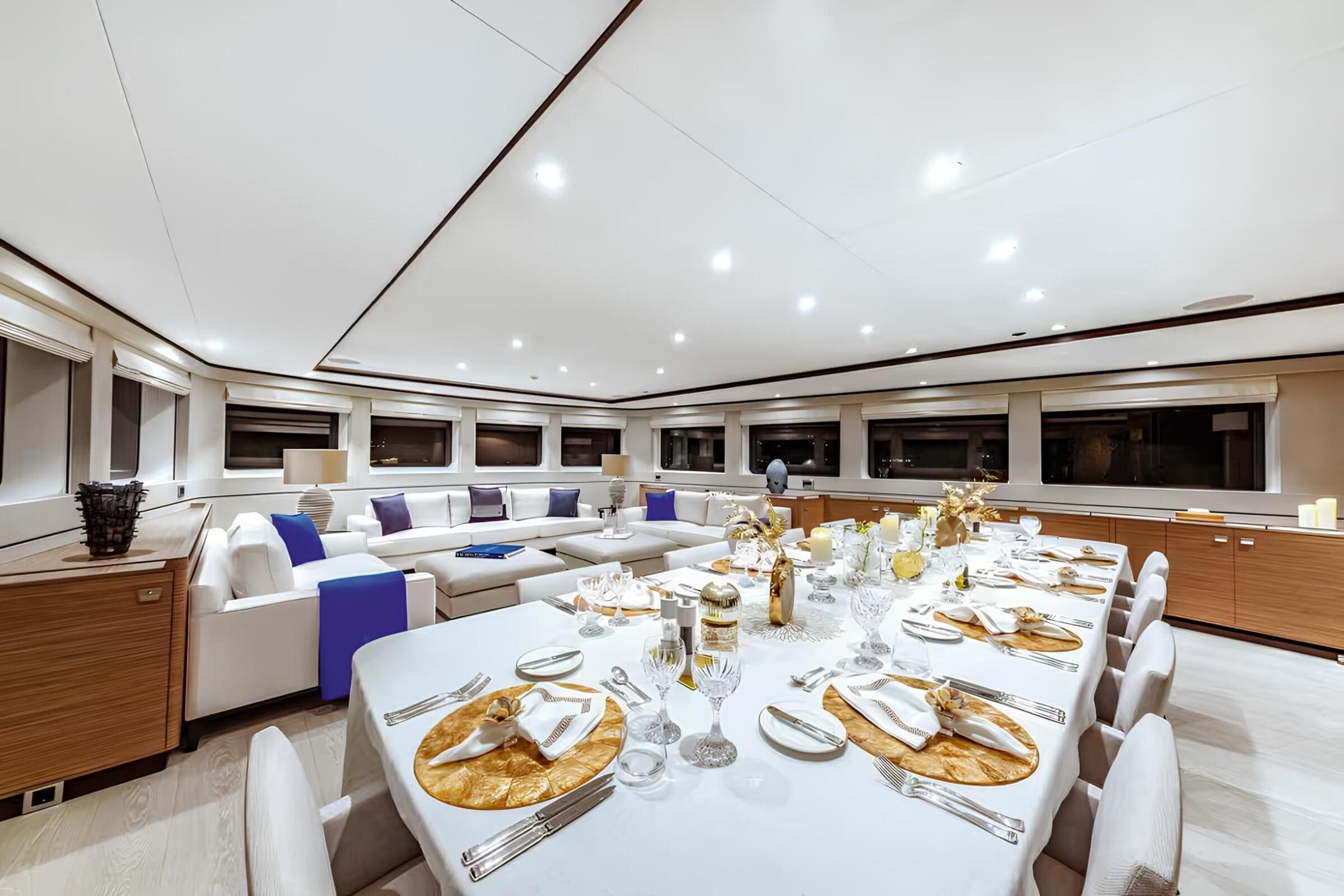 Обеденная зона в главном салоне/Main salon dining area