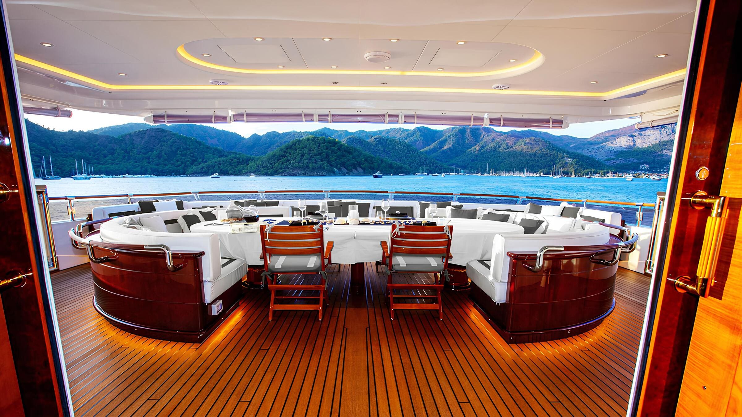 Обеденная зона на корме главной палубы/Aft main deck dining area