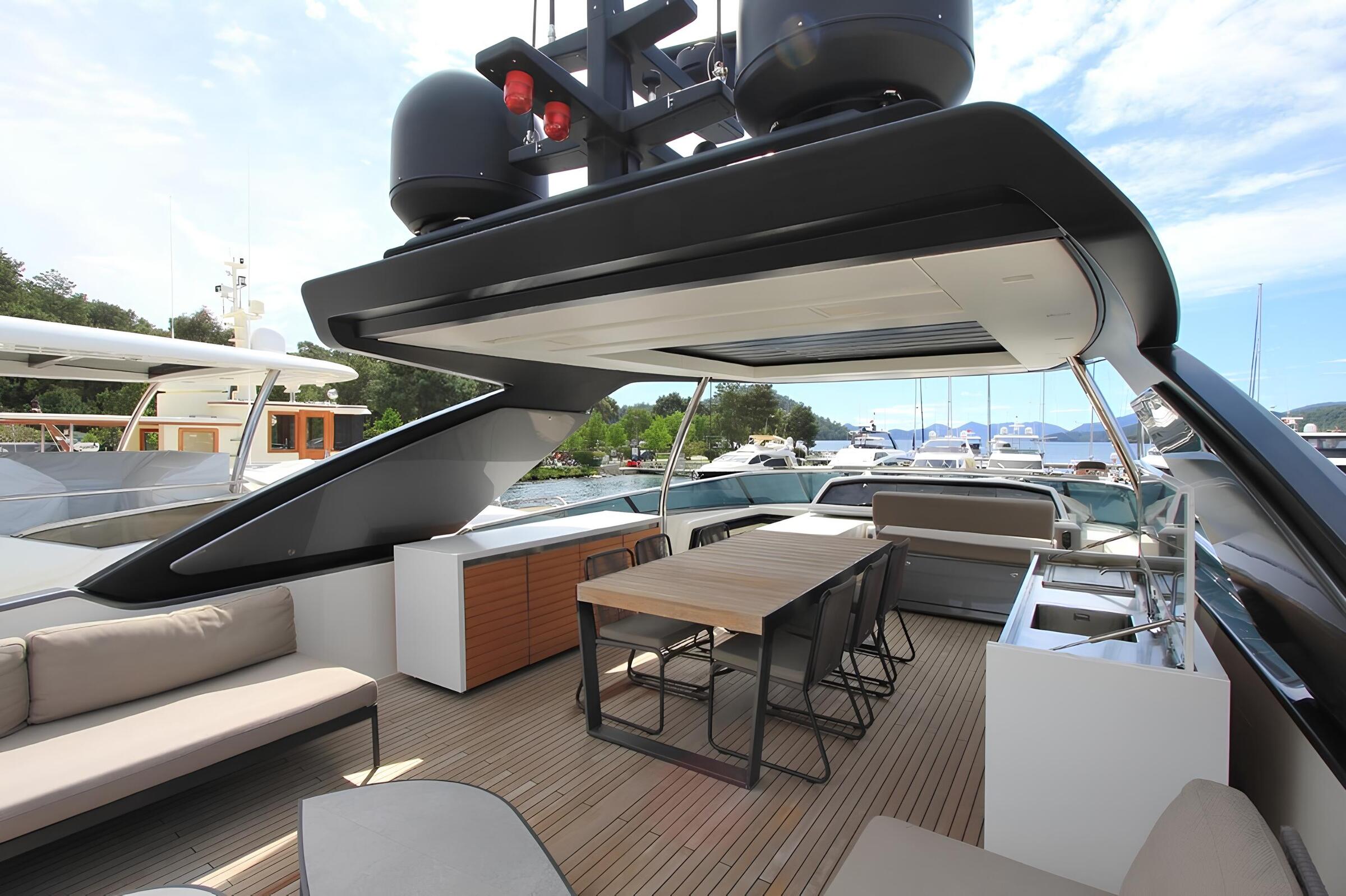 Обеденная зона на флайбридже/Flybridge dining area