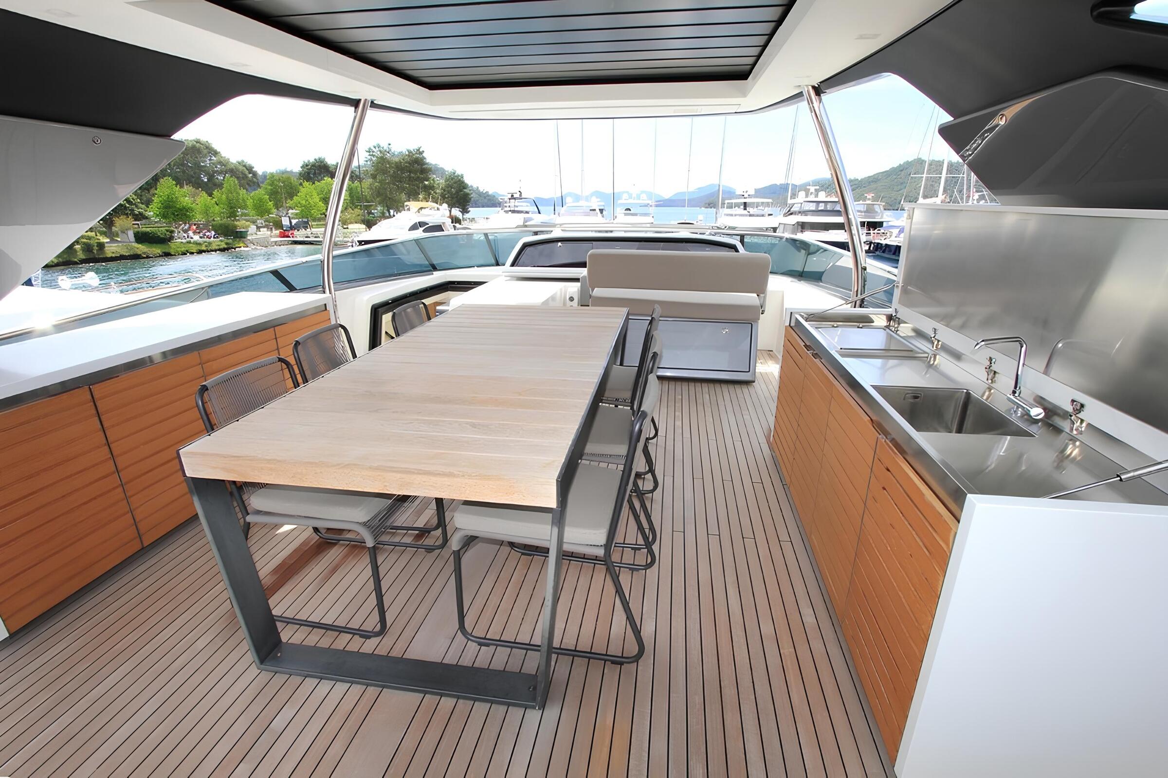 Обеденная зона на флайбридже/Flybridge dining area