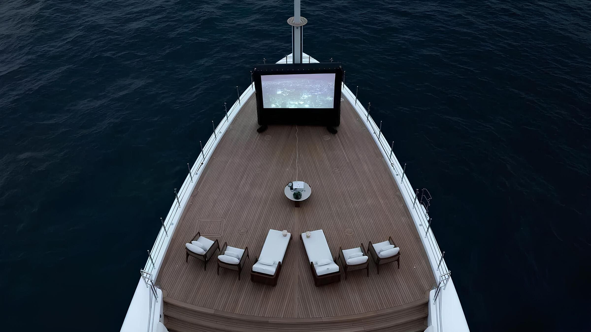 Зона отдыха на носу/Bow lounge area