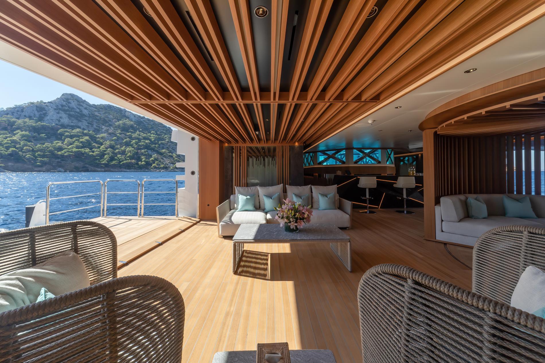 Зона отдыха на нижней палубе/Lower deck lounge area