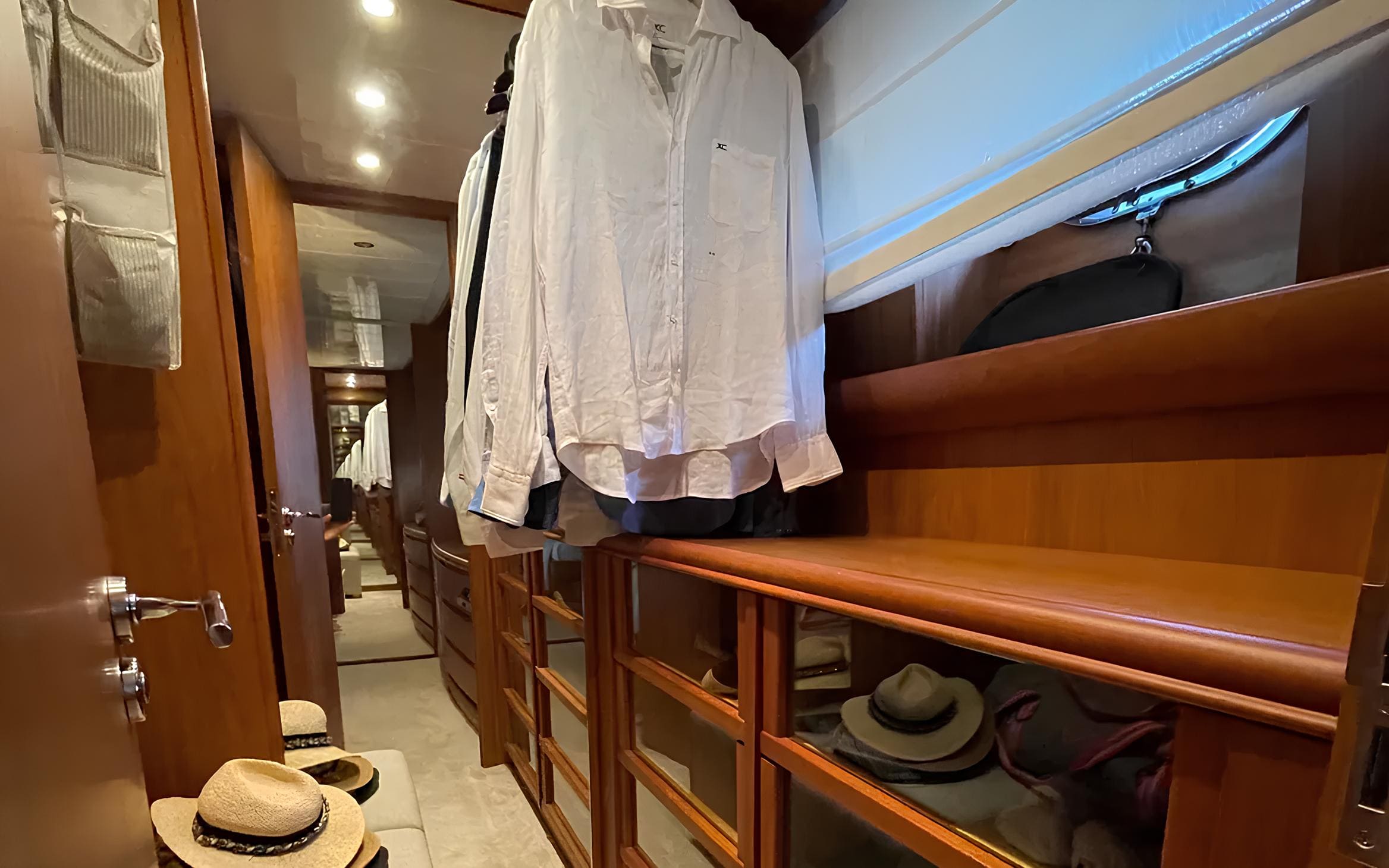 Гардеробная в мастер каюте/Dressing room in the master cabin