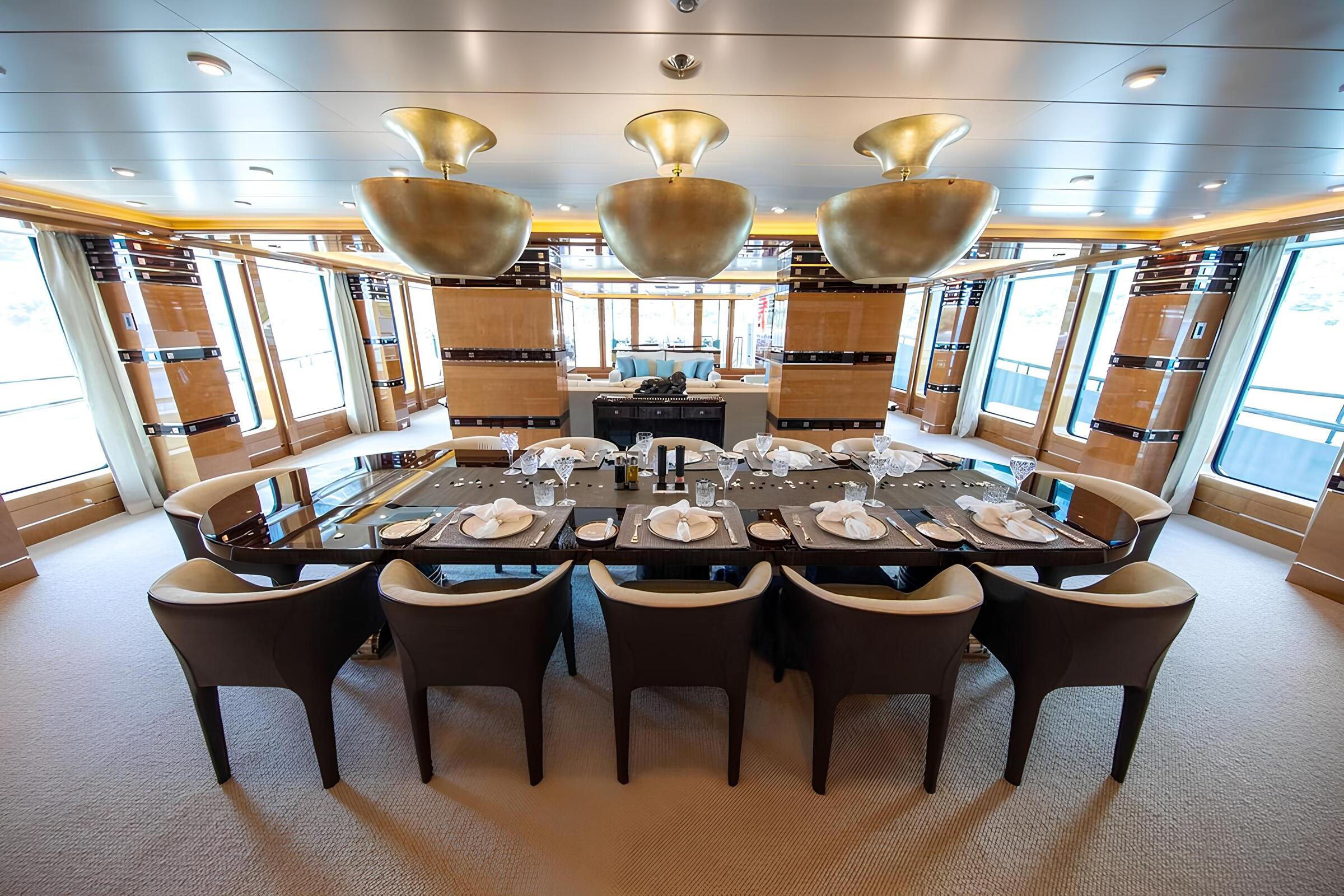 Обеденная зона в главном салоне/Main salon dining area