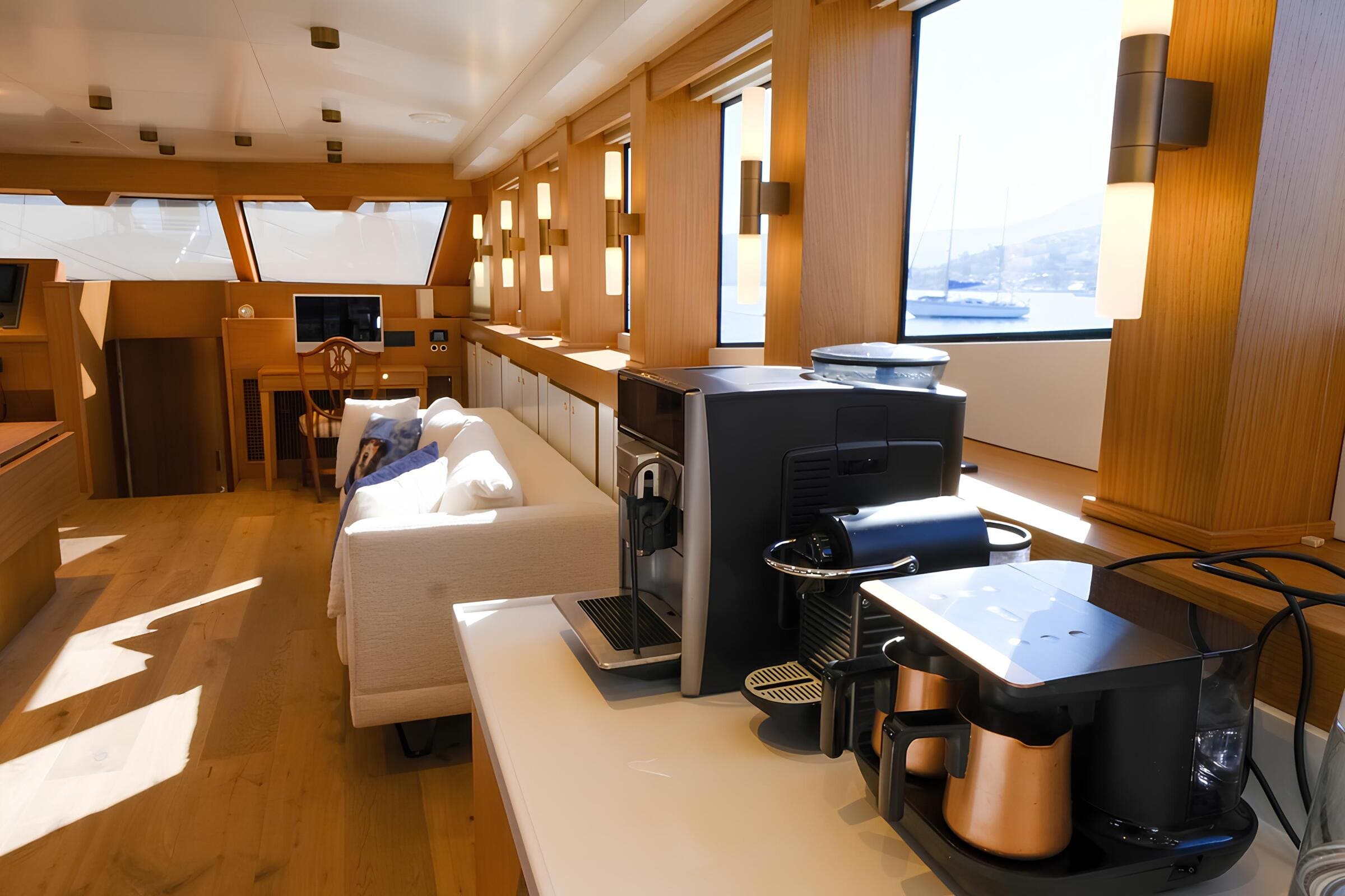 Зона отдыха в главном салоне/Main salon lounge area