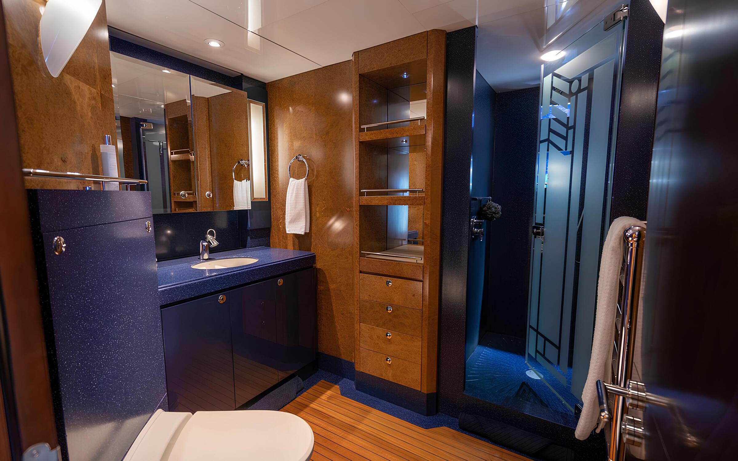 Санузел в каюте капитана/Bathroom in captain's cabin