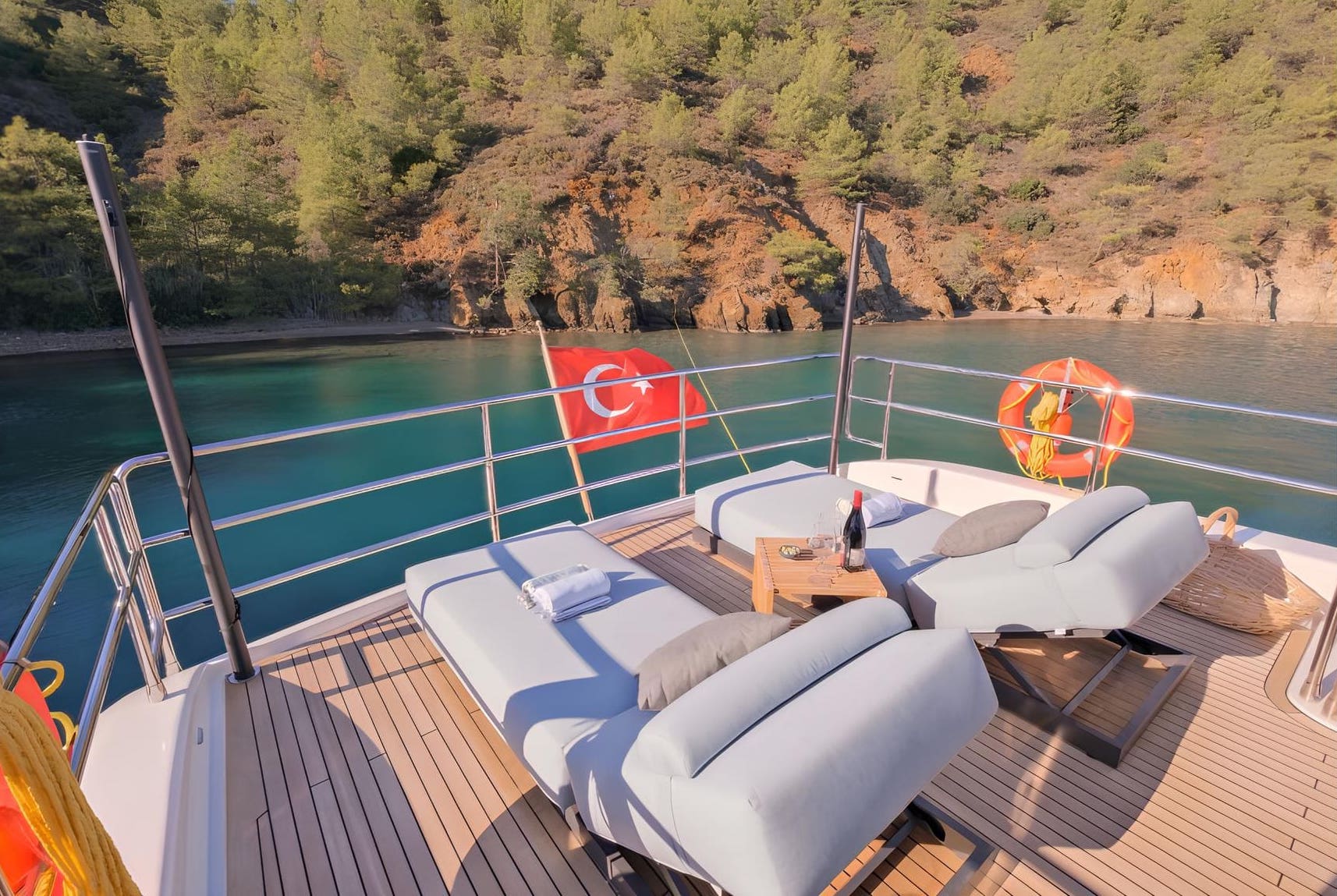 Зона для загорания в кормовой части флайбриджа/Flybridge aft sunbathing area