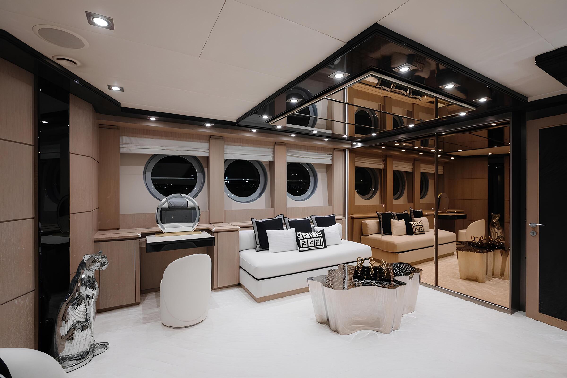 Зона отдыха в каюте владельца/Master cabin lounge area