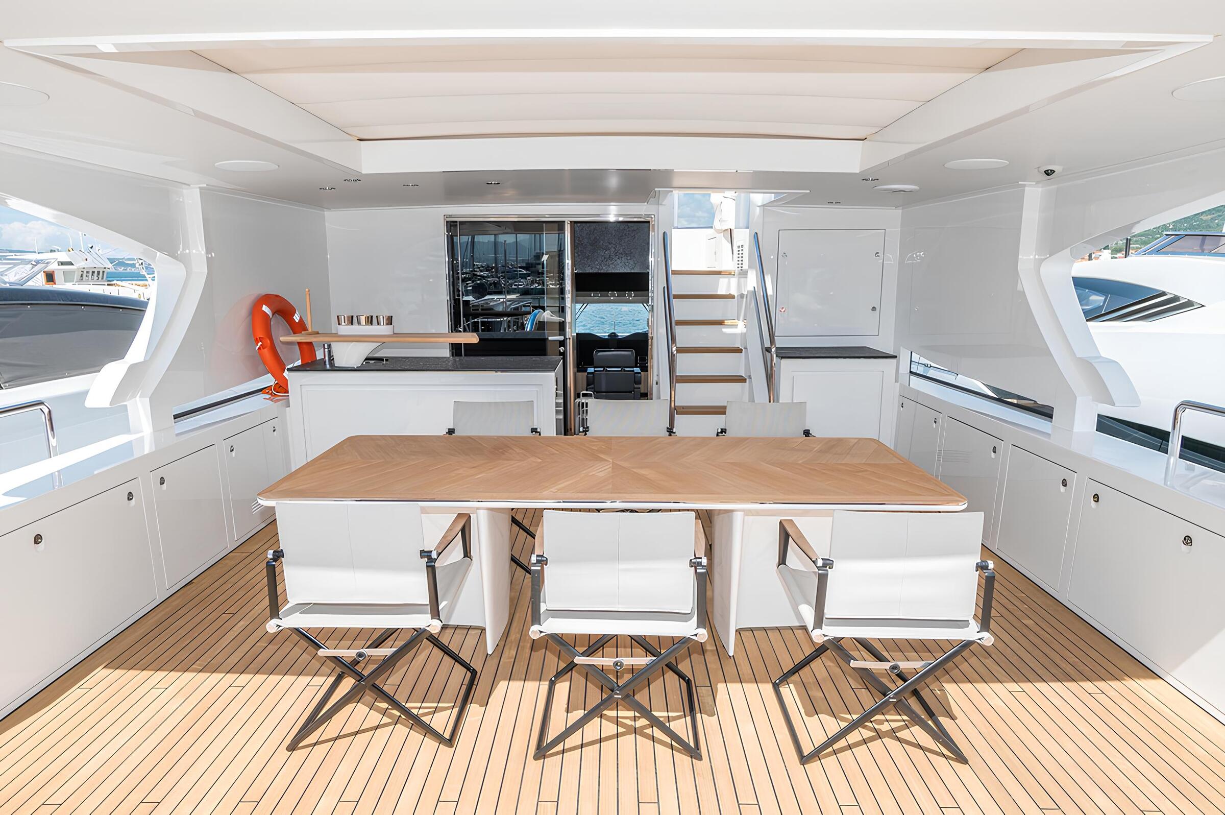 Обеденная зона на корме верхней палубы/Aft upper deck dining area