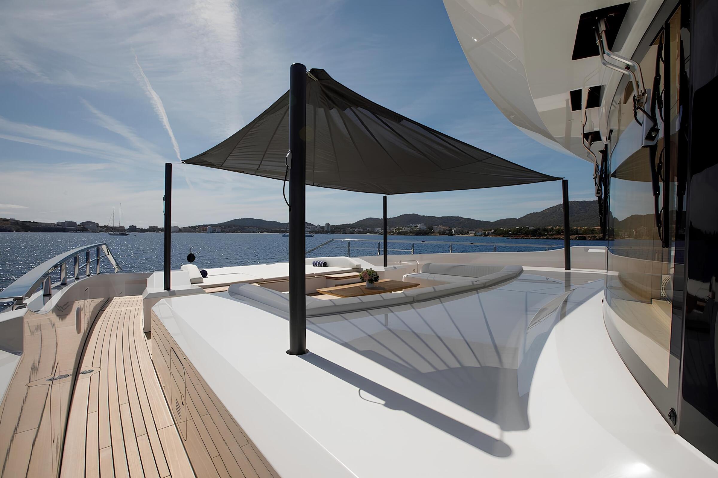 Зона отдыха на носу/Bow lounge area