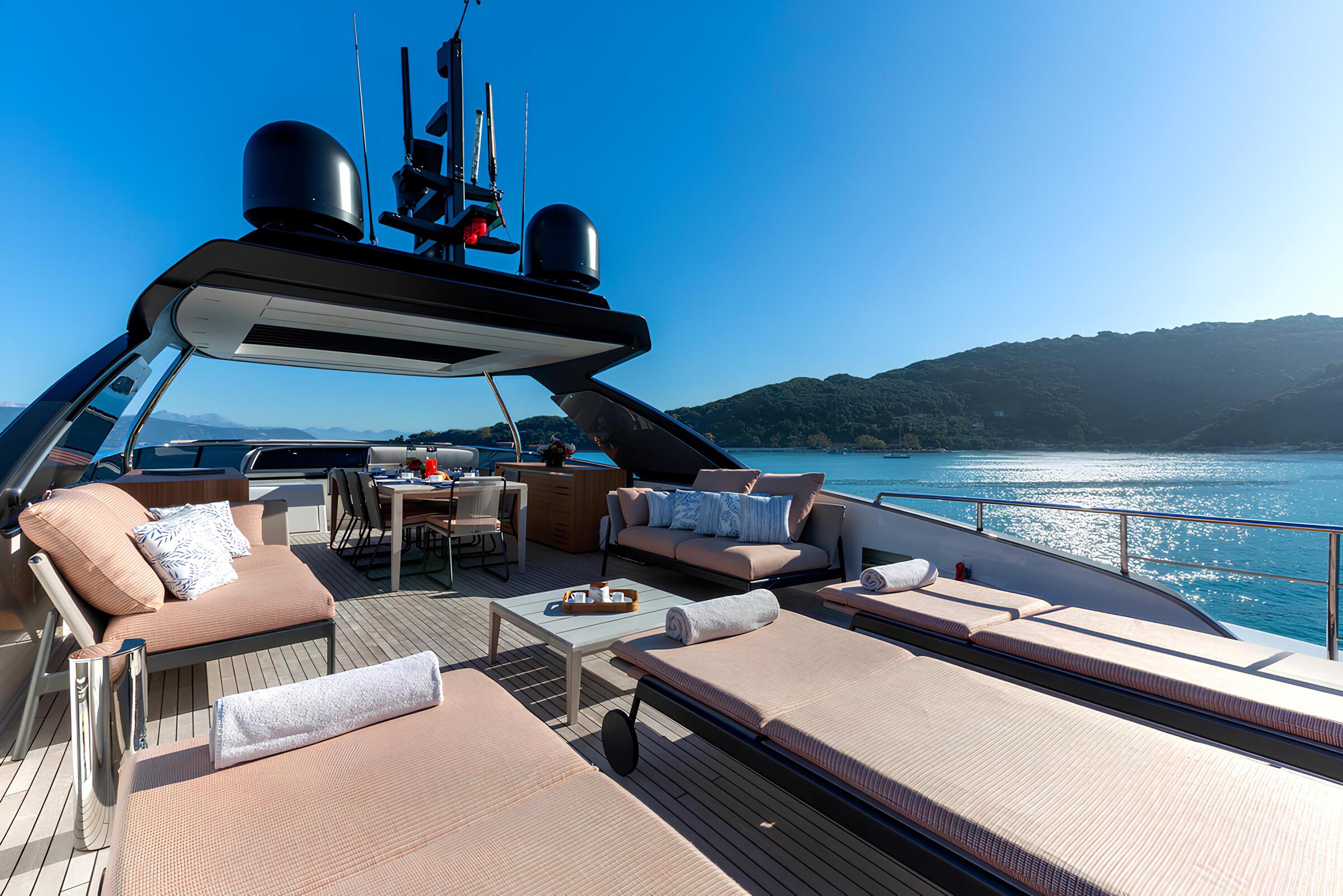 Зона для загорания в кормовой части флайбриджа/Flybridge aft sunbathing area