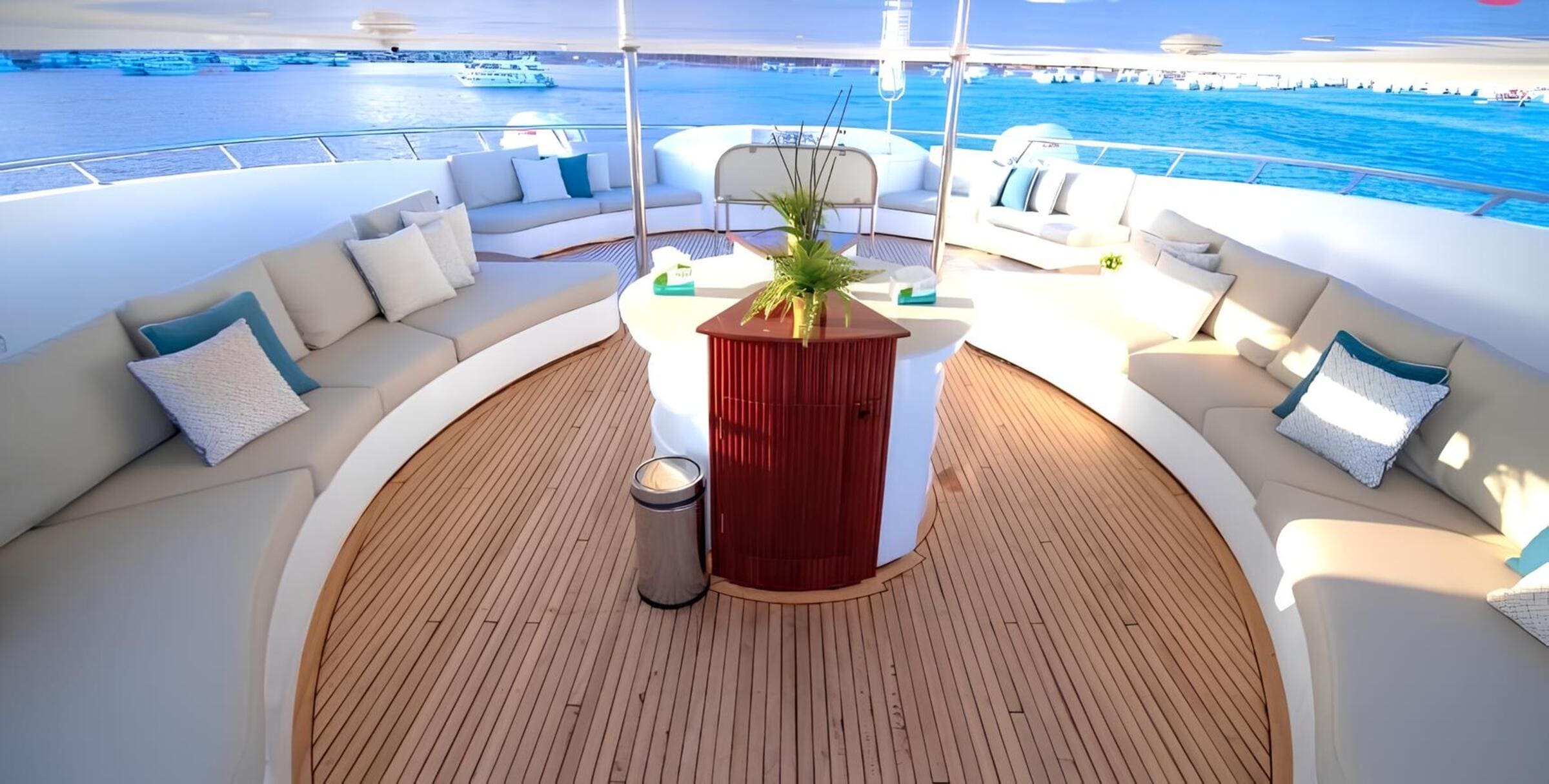 Зона отдыха на сандеке/Sundeck lounge area