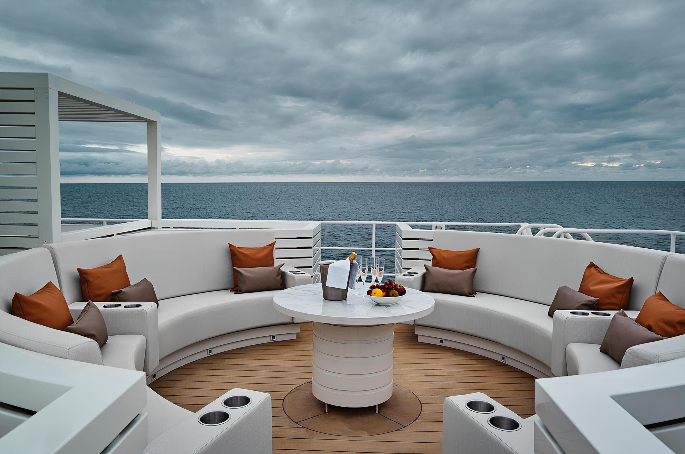 Зона отдыха на сандеке/Sundeck lounge area