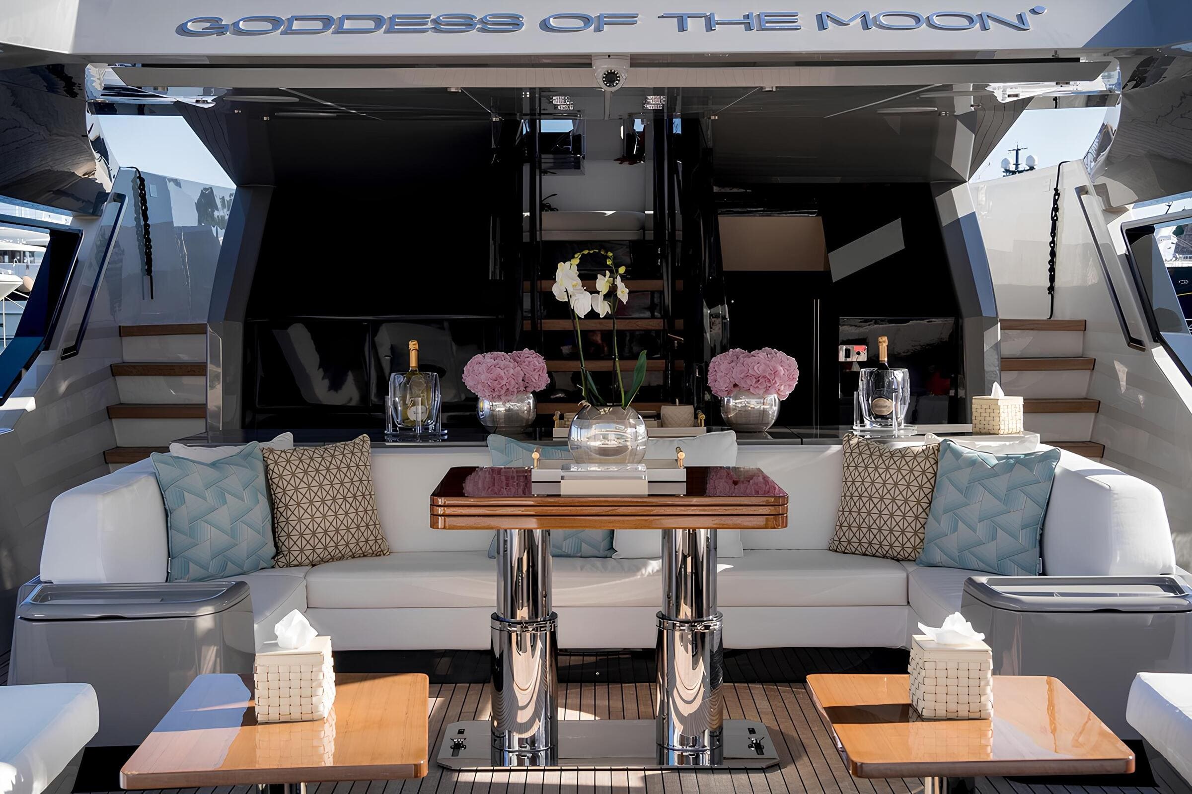 Зона отдыха на корме главной палубы/Aft main deck lounge area