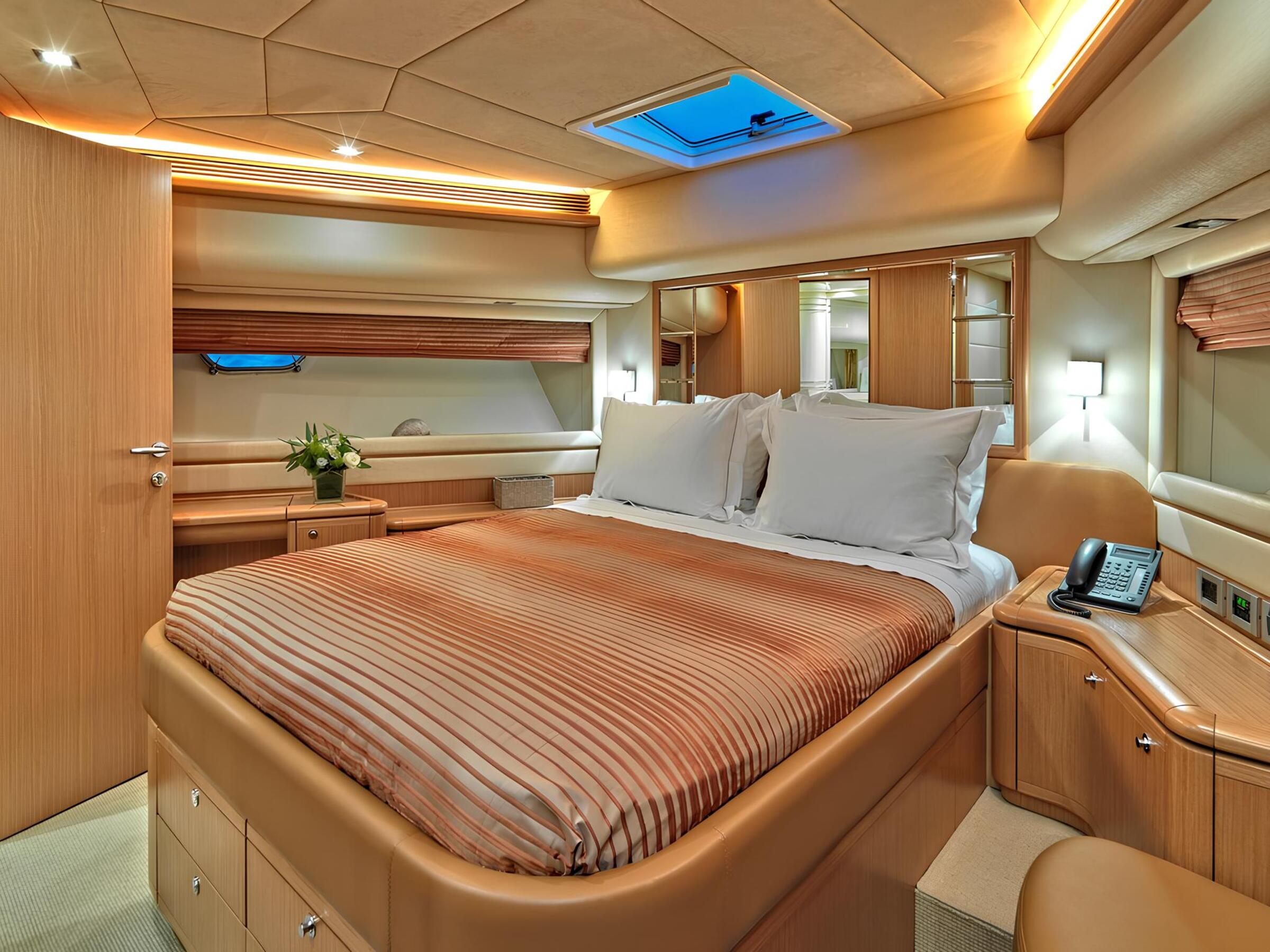 VIP-каюта/VIP cabin