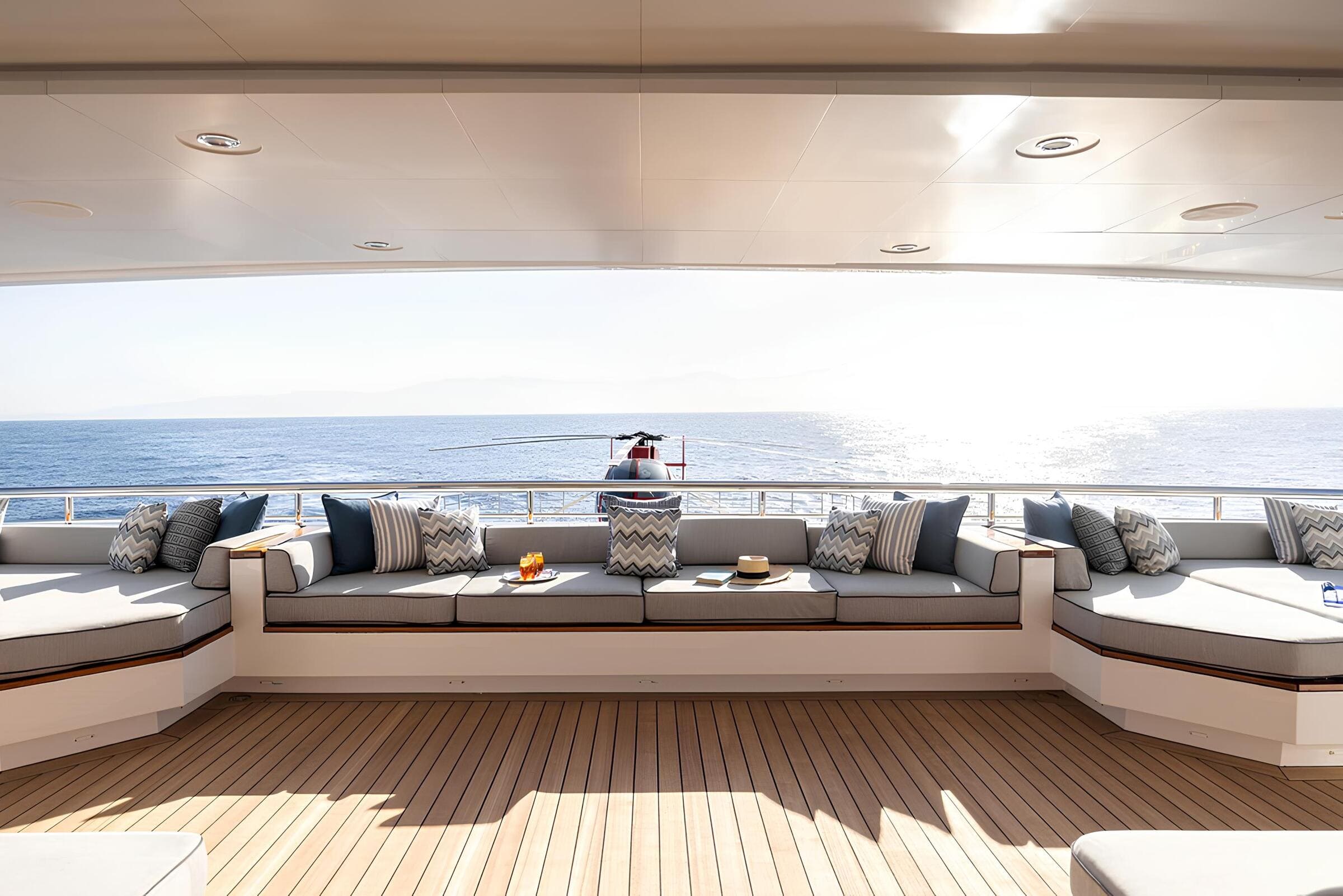 Зона отдыха на корме верхней палубы/Aft upper deck lounge area