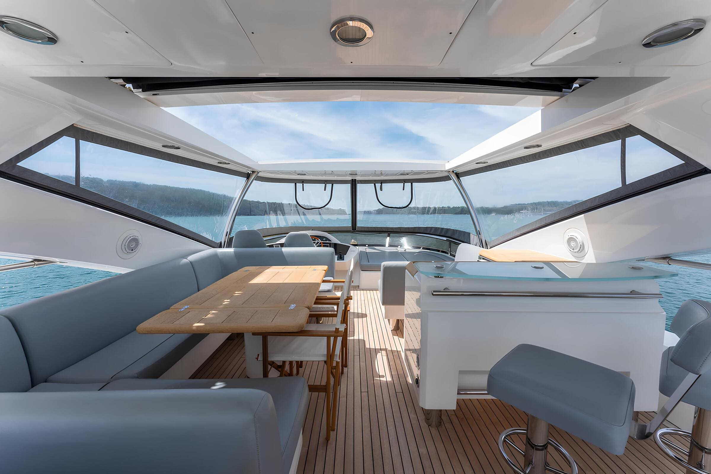Обеденная зона на флайбридже/Flybridge dining area