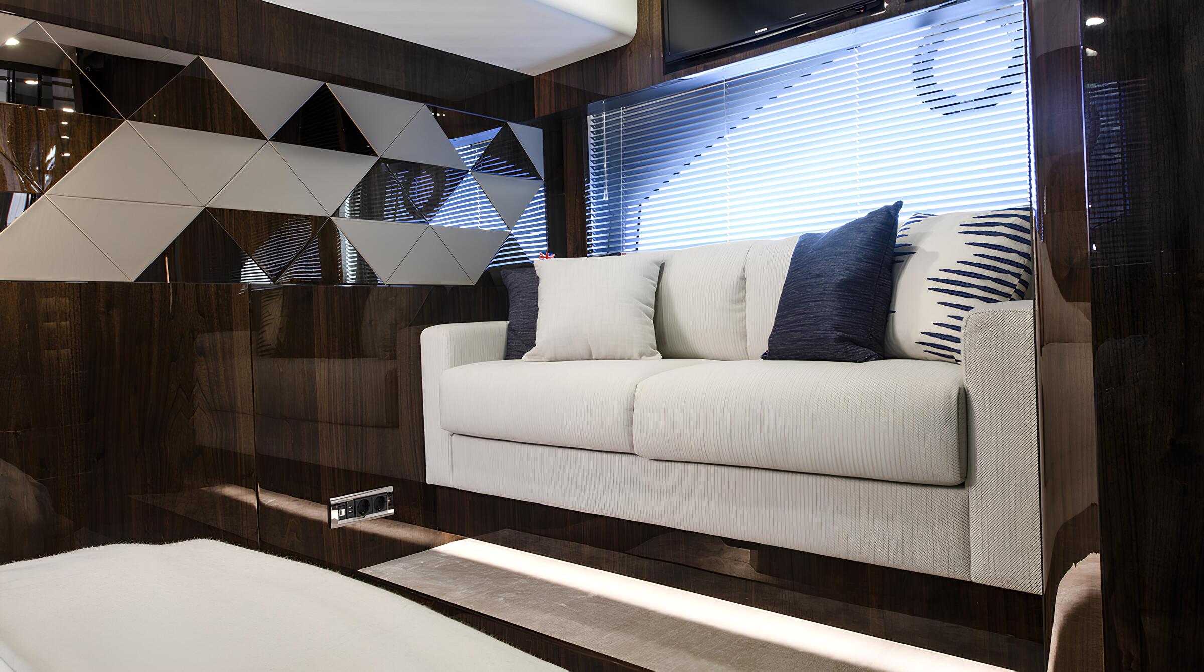 Зона отдыха в каюте владельца/Master cabin lounge area