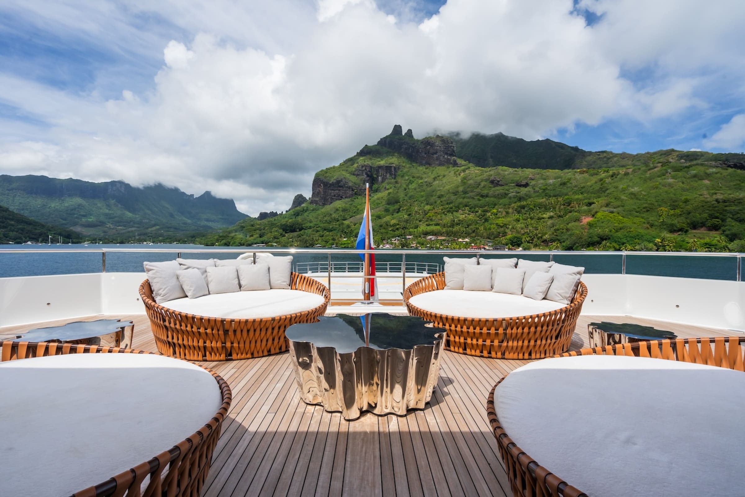 Зона отдыха в кормовой части бридждека/Aft bridge deck lounge area
