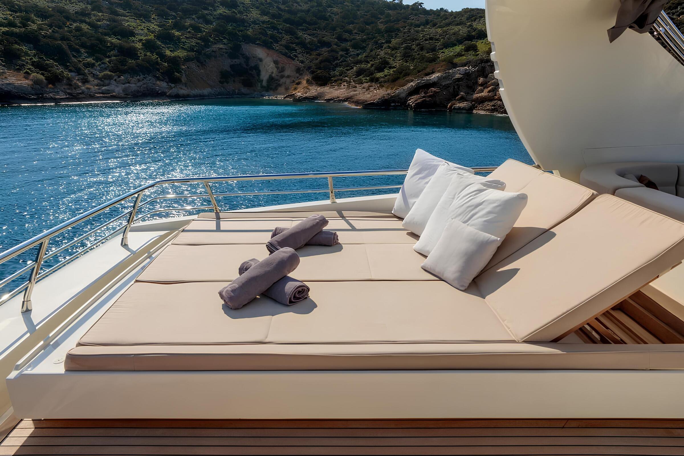 Зона для загорания в кормовой части флайбриджа/Flybridge aft sunbathing area