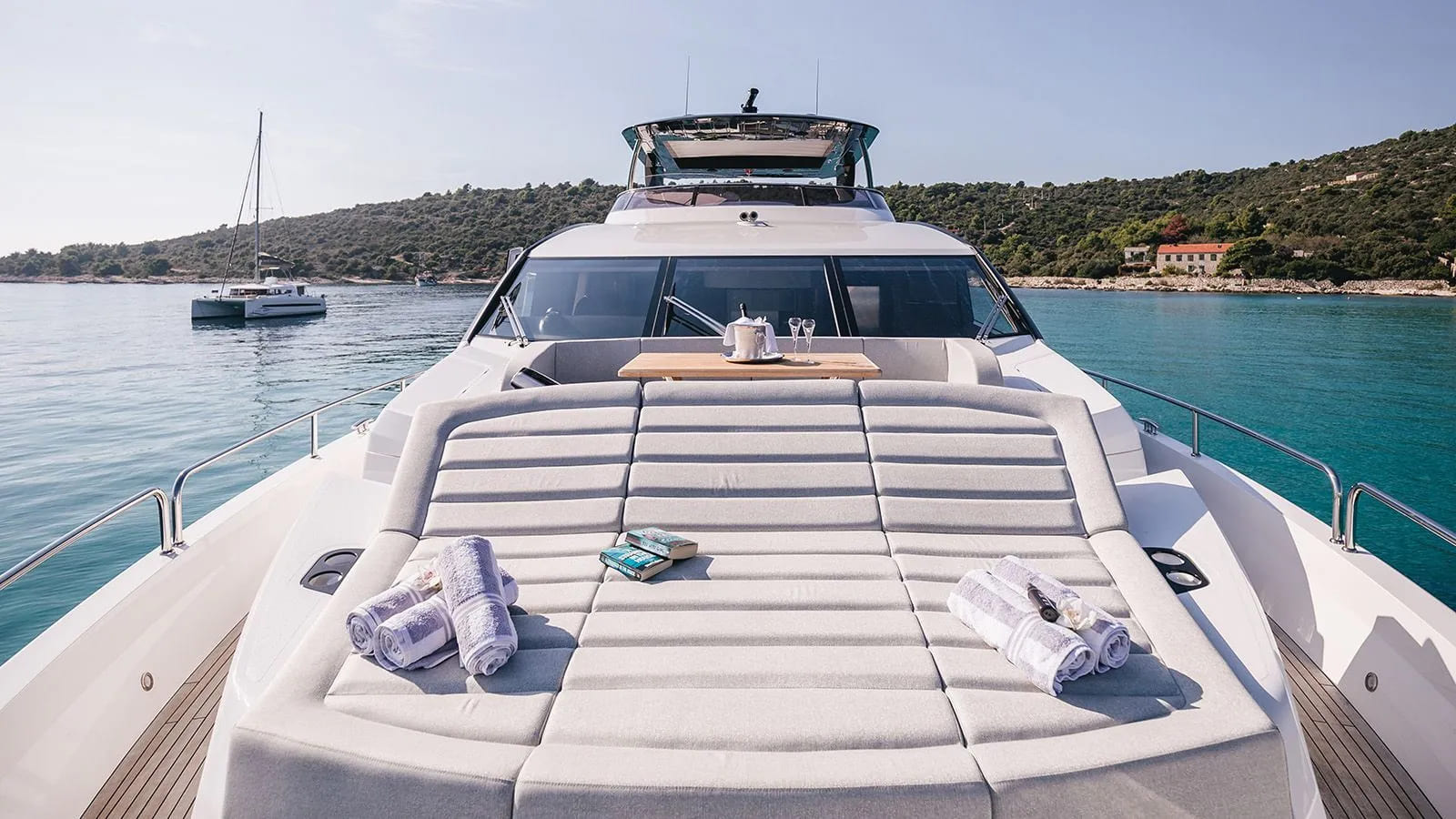 Шезлонги на носовой палубе/Sun loungers on the foredeck