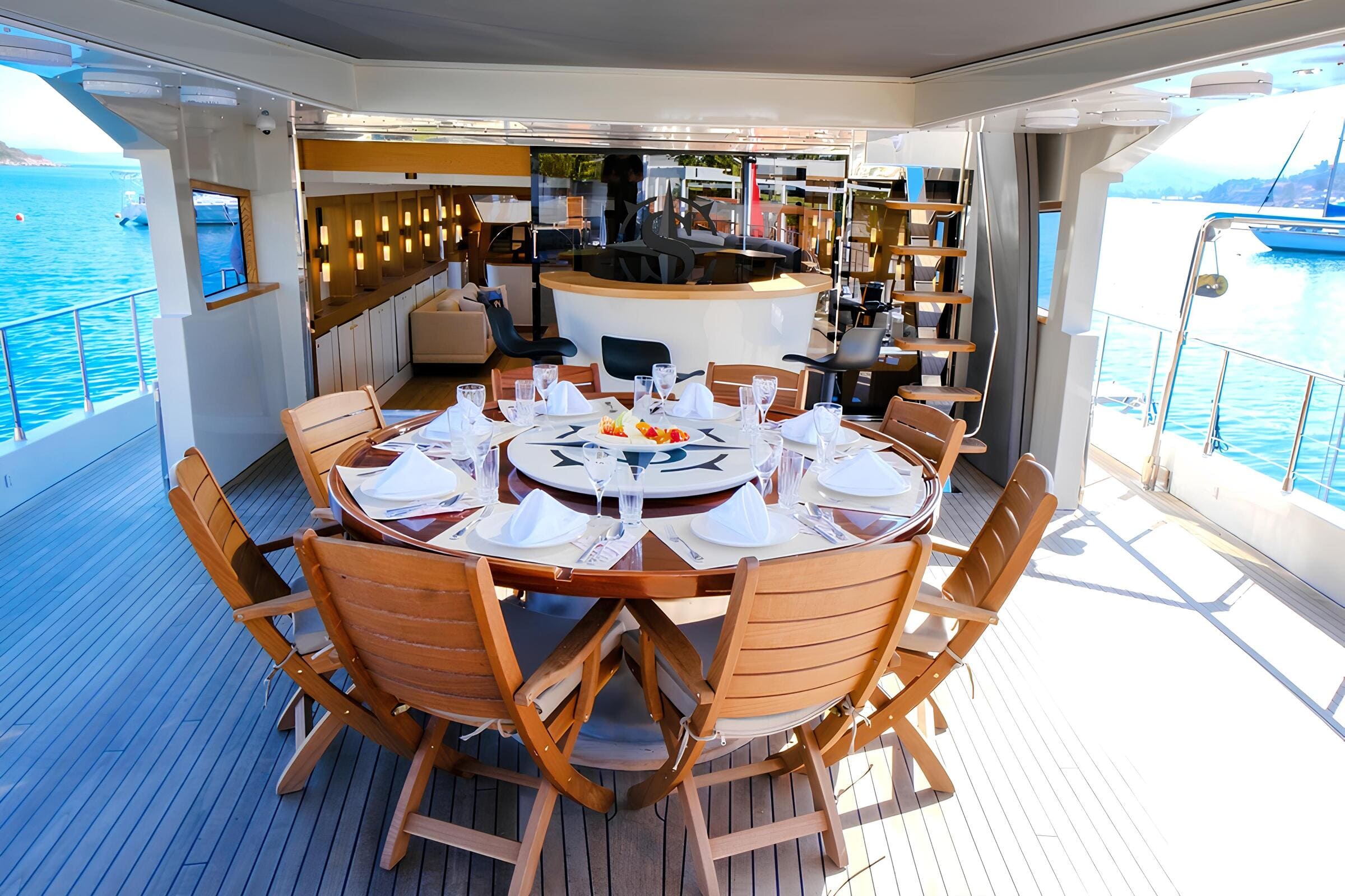 Обеденная зона на главной палубе/Main deck dining area