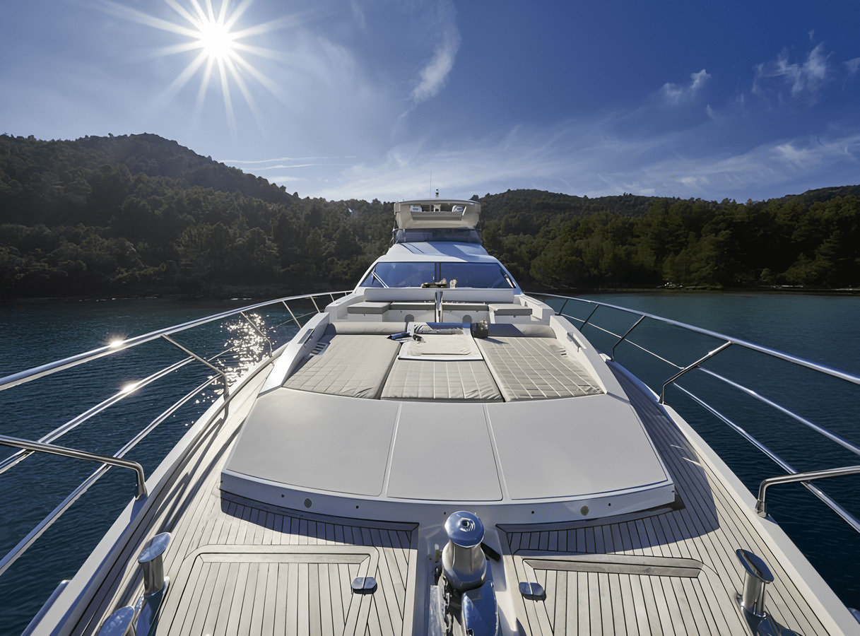 Шезлонги на носовой палубе/Sun loungers on the foredeck