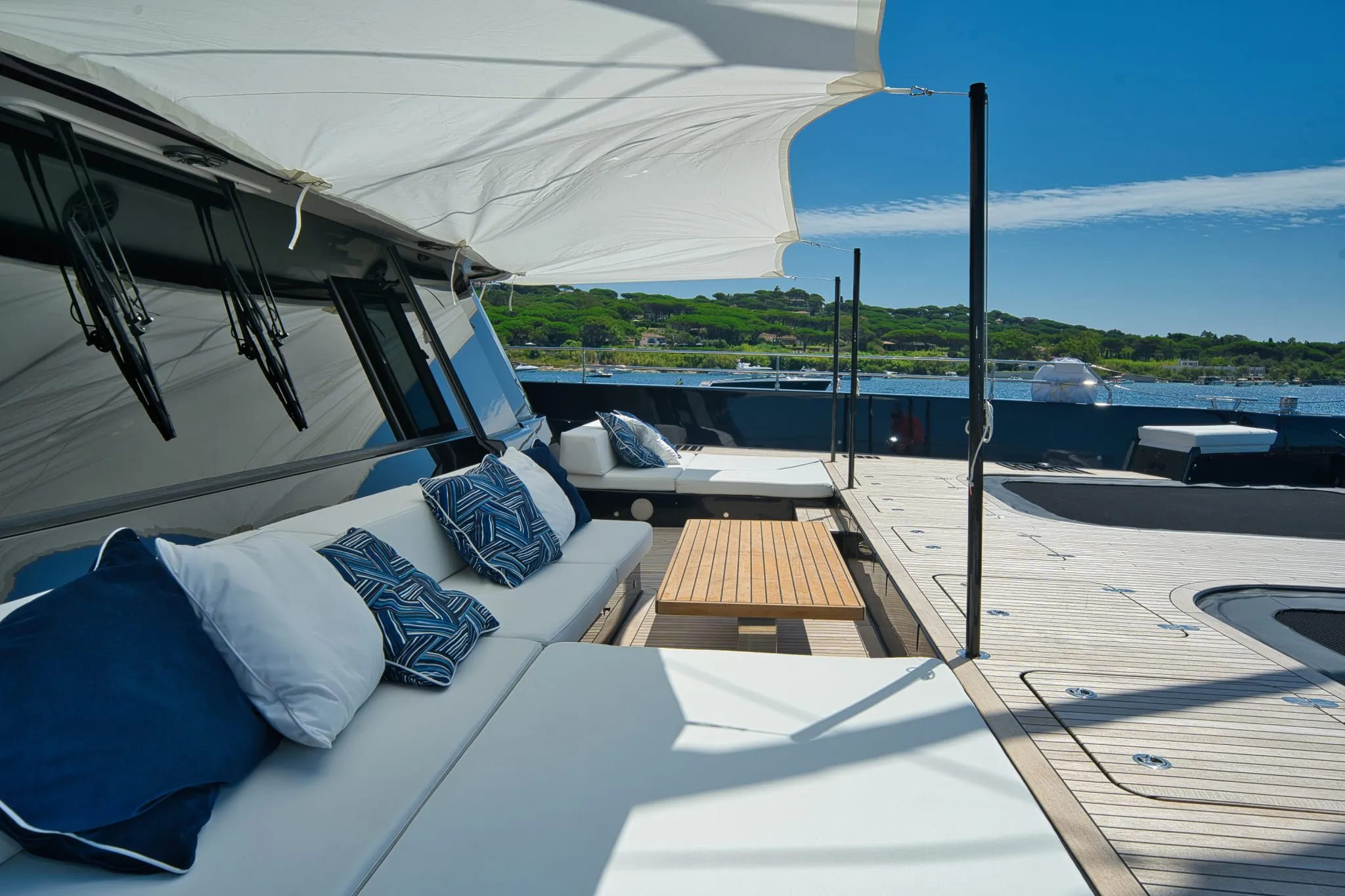 Зона отдыха на носу/Bow lounge area