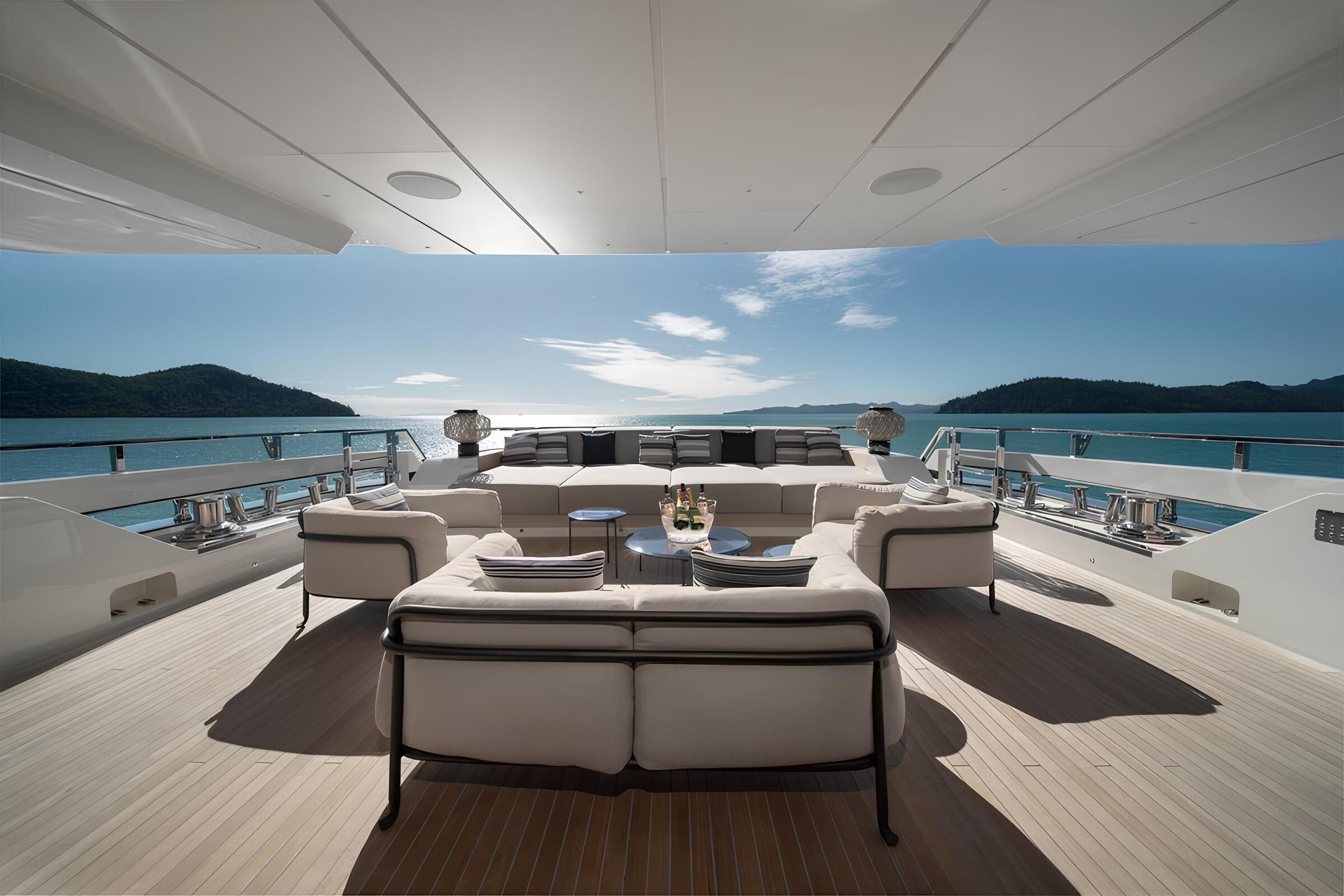 Зона отдыха на корме главной палубы/Aft main deck lounge area