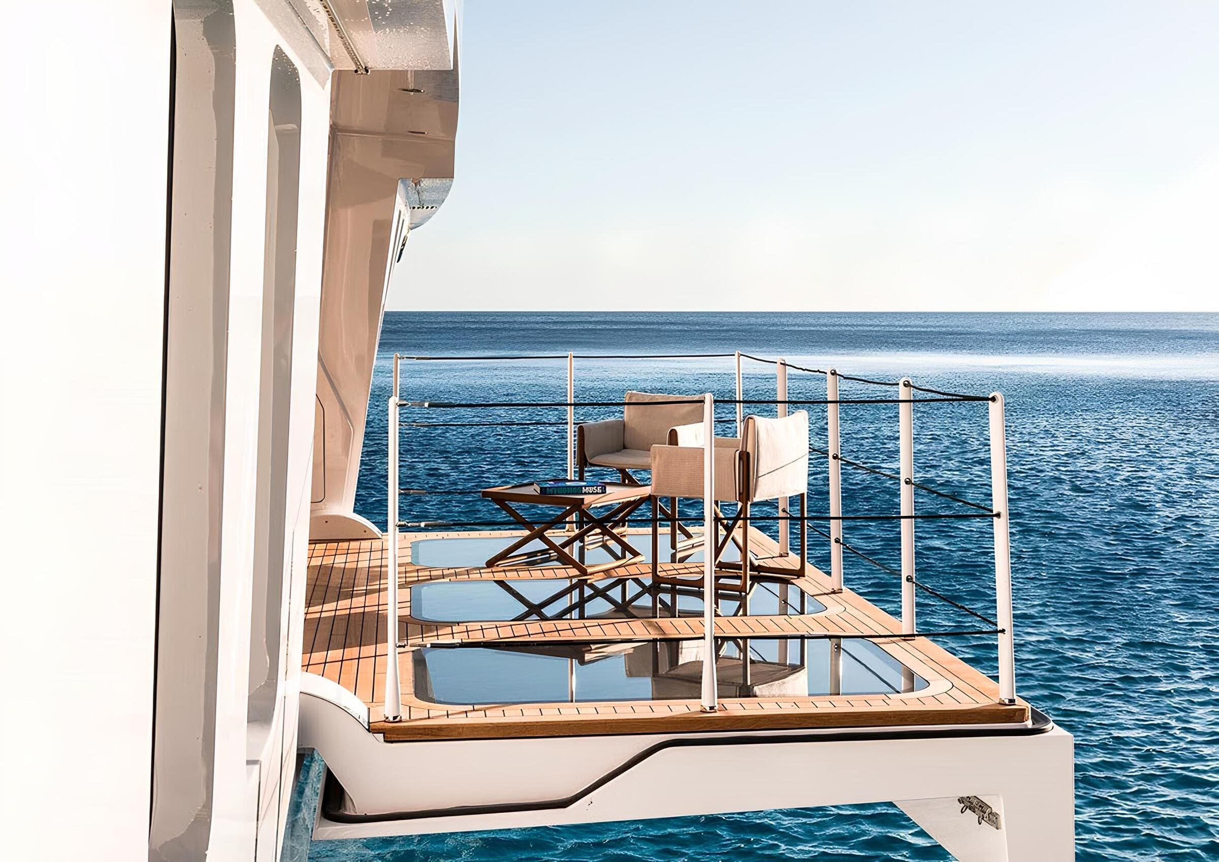 Откидной балкон по правому борту/Folding starboard balcony