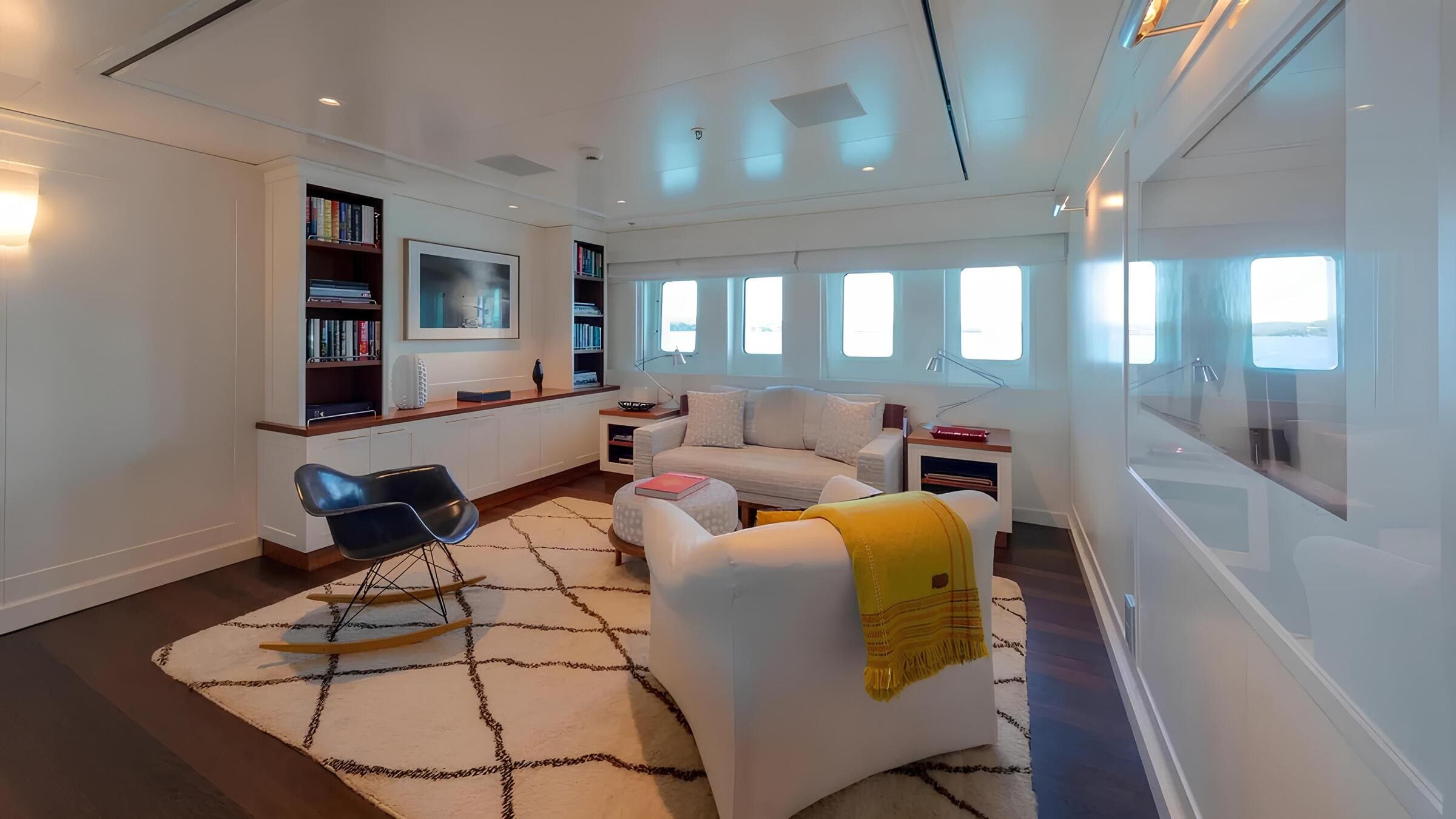 Зона отдыха в каюте владельца/Master cabin lounge area