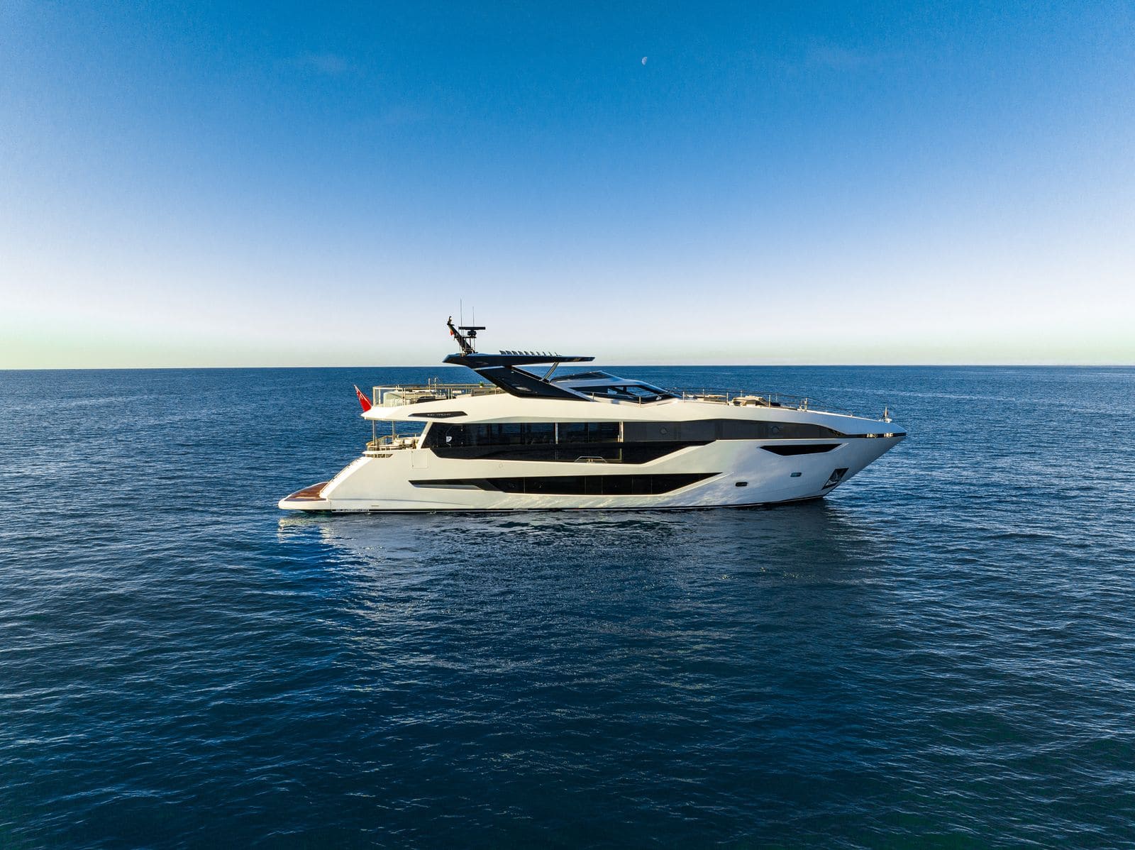 Экстерьер Sunseeker 100 Yacht NEW/Exterior Sunseeker 100 Yacht NEW