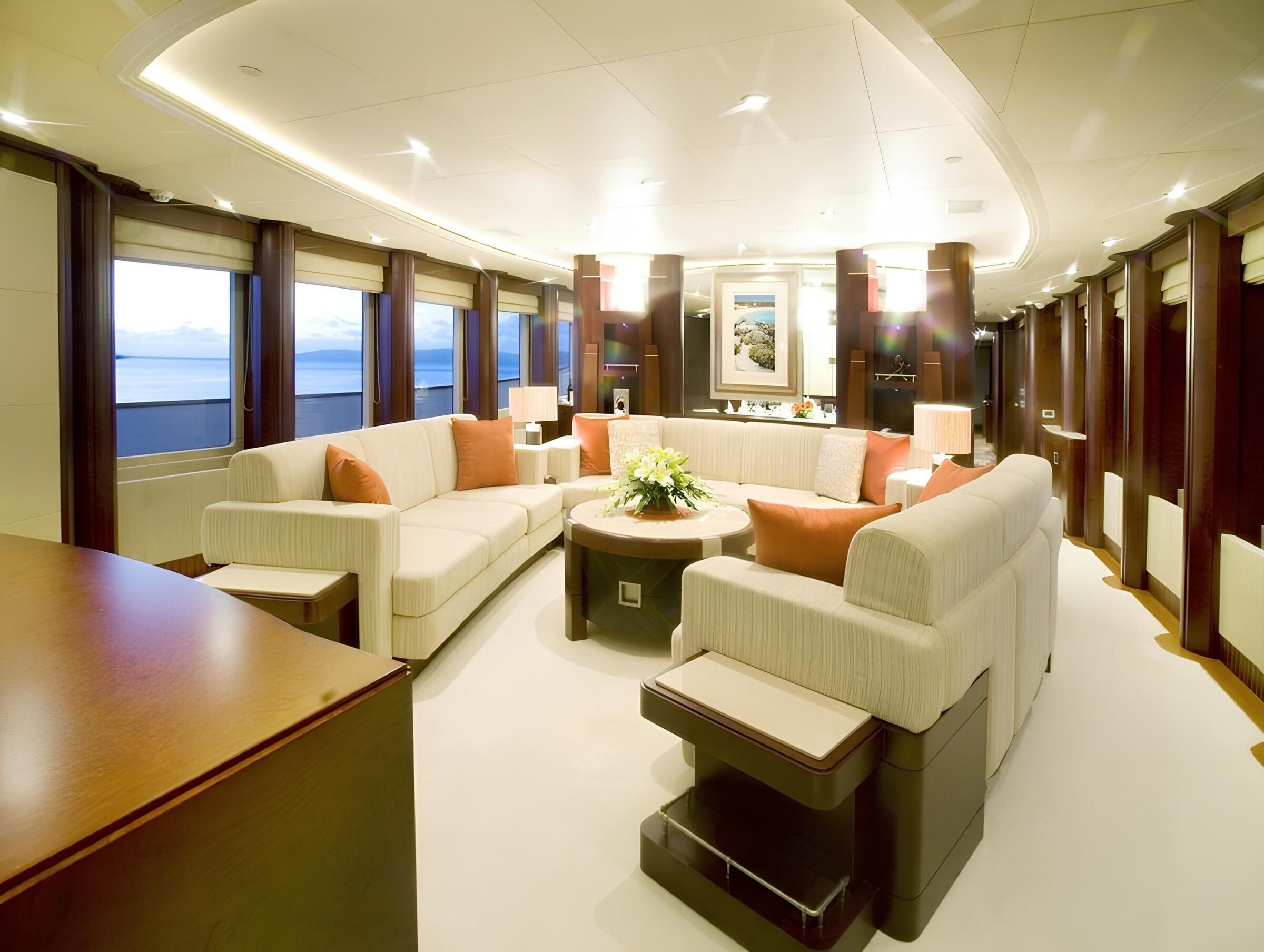 Зона отдыха в главном салоне/Main salon lounge area 