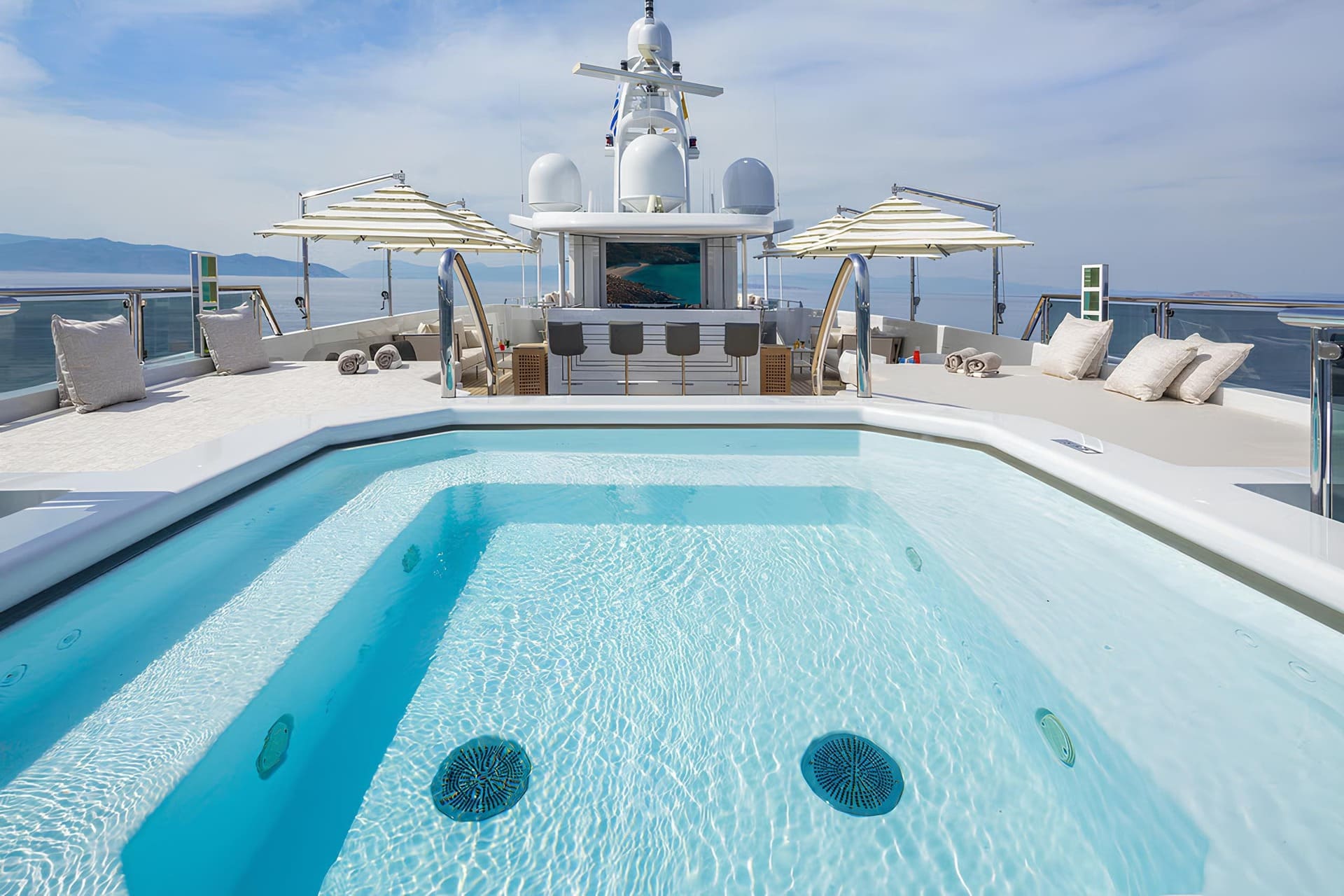 Джакузи на верхней палубе/Jacuzzi on Upper deck