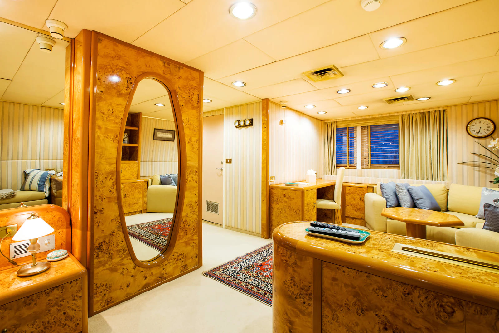 Зона отдыха в каюте владельца/Master cabin lounge area