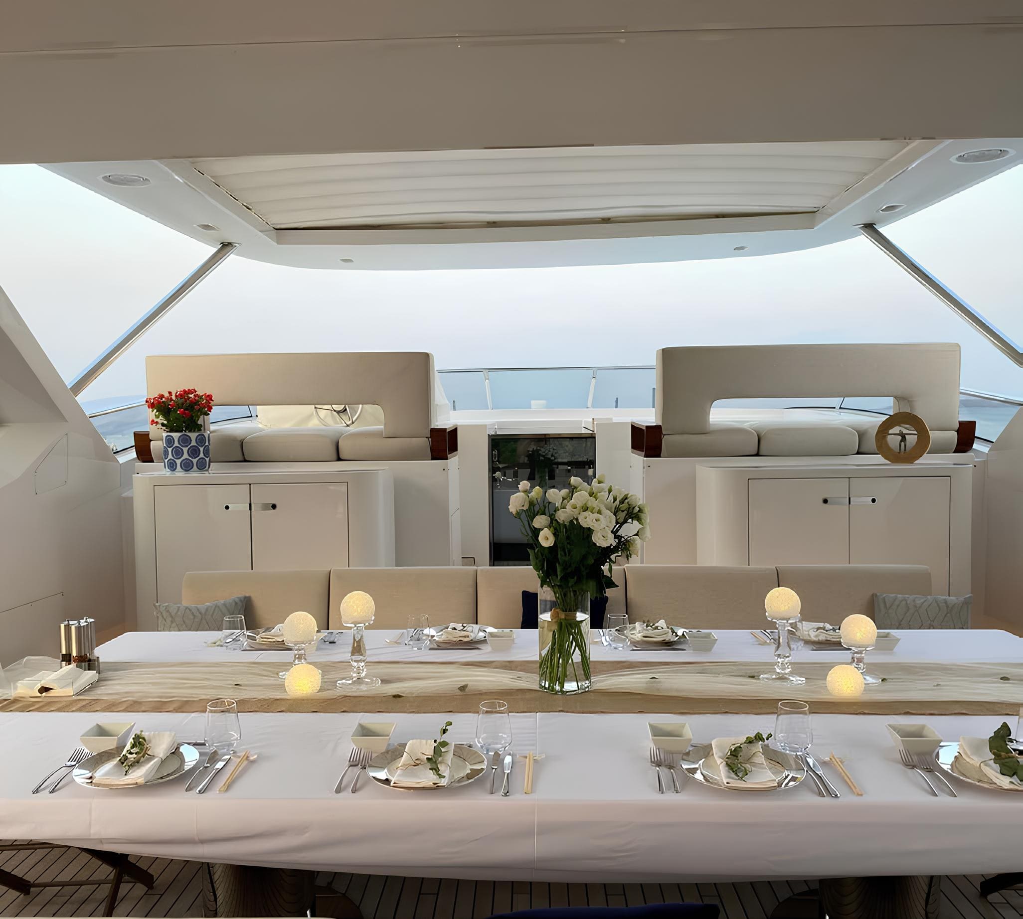 Обеденная зона на флайбридже/Dining area on the flybridge