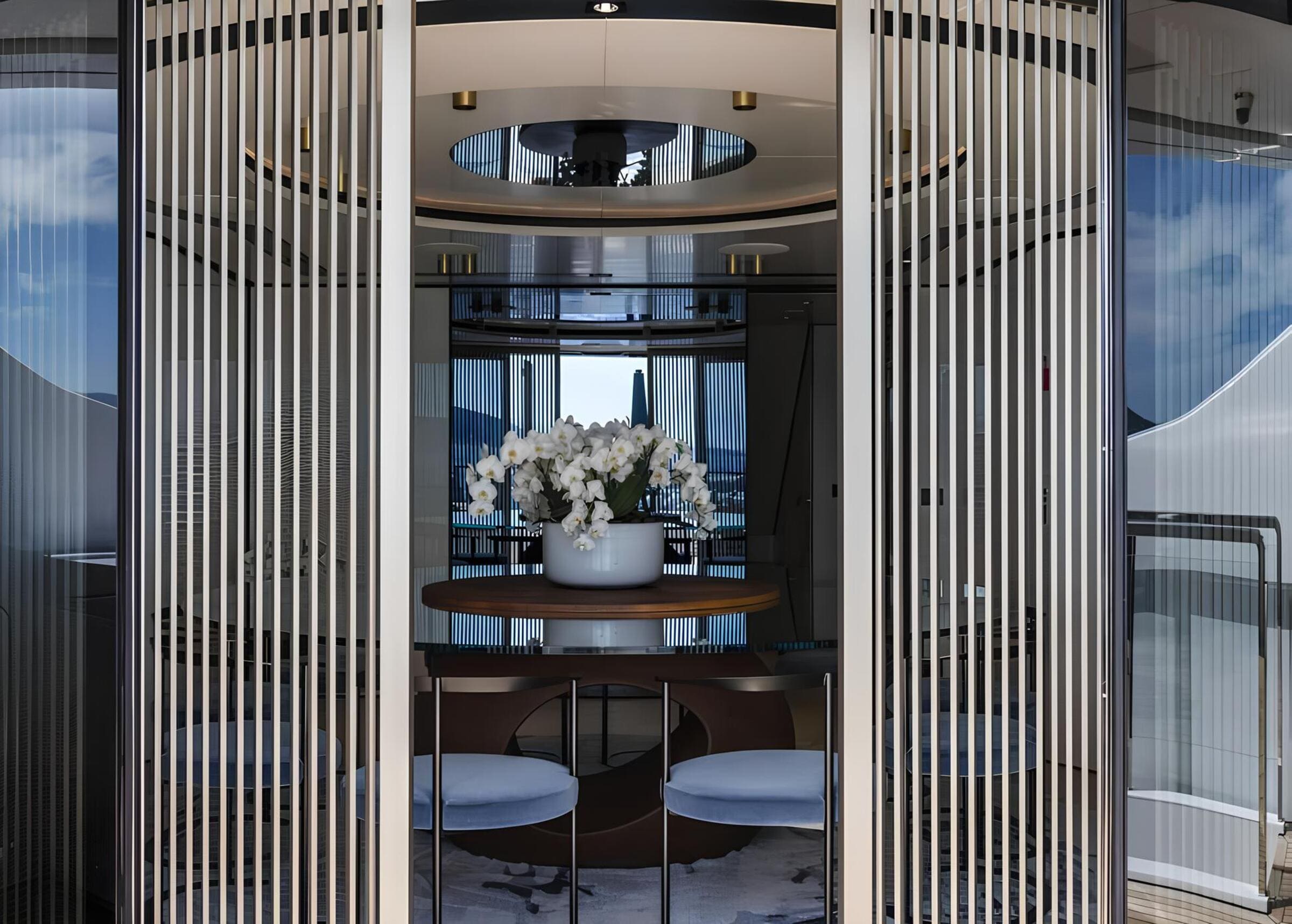 Обеденная зона в салоне на верхней палубе/Upper deck saloon dining area