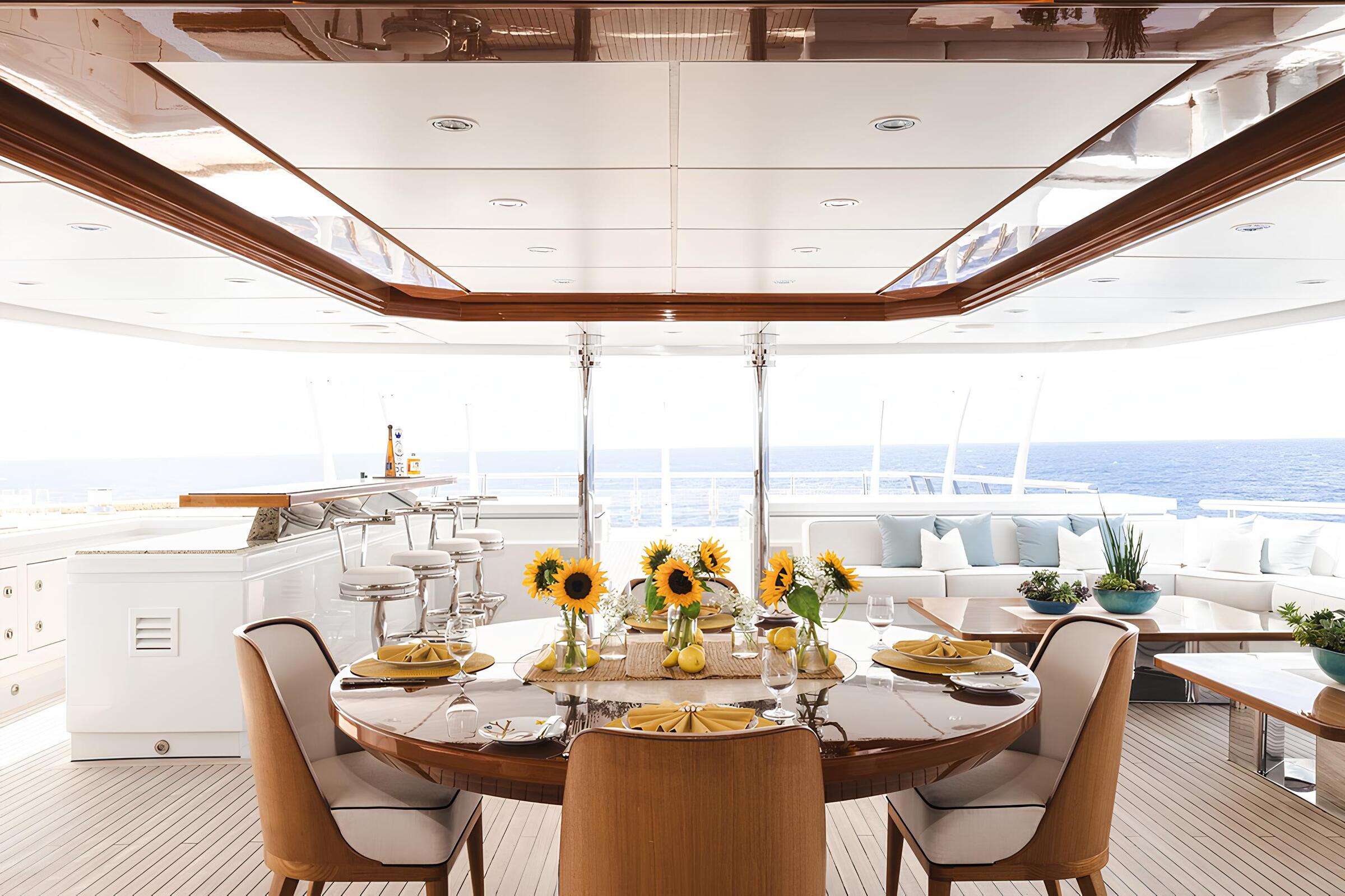 Обеденная зона на корме верхней палубы/Aft upper deck dining area