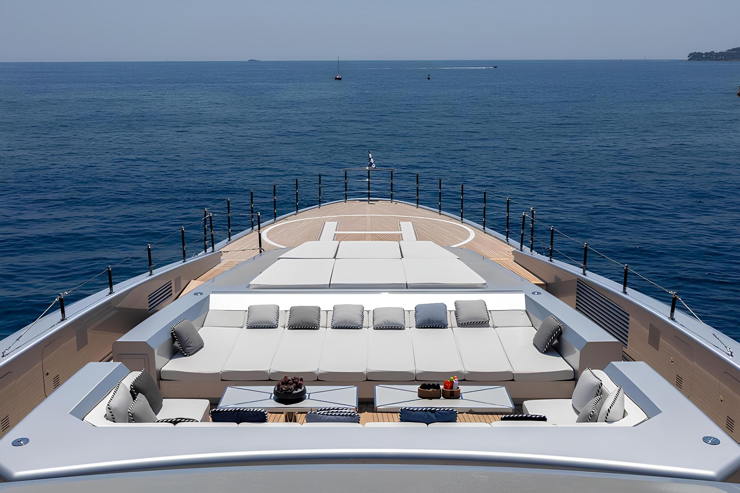 Зона отдыха на носу/Bow lounge area