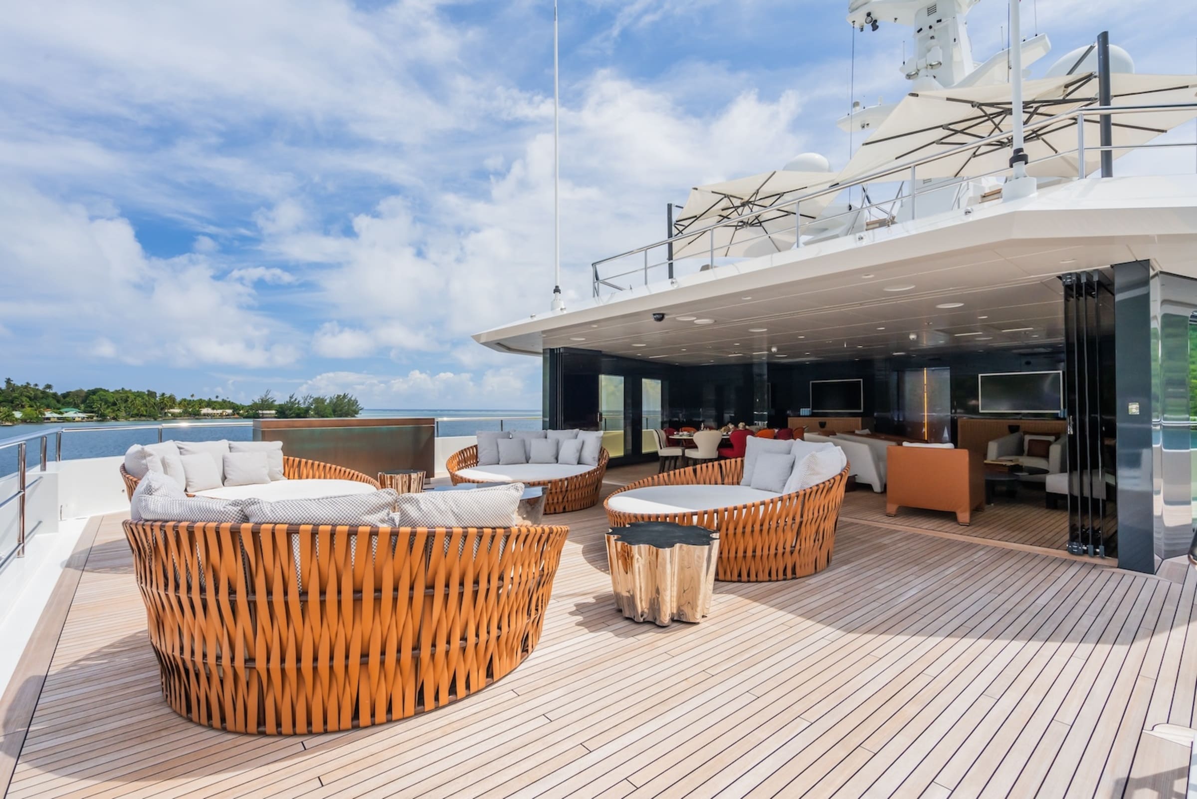Зона отдыха в кормовой части бридждека/Aft bridge deck lounge area