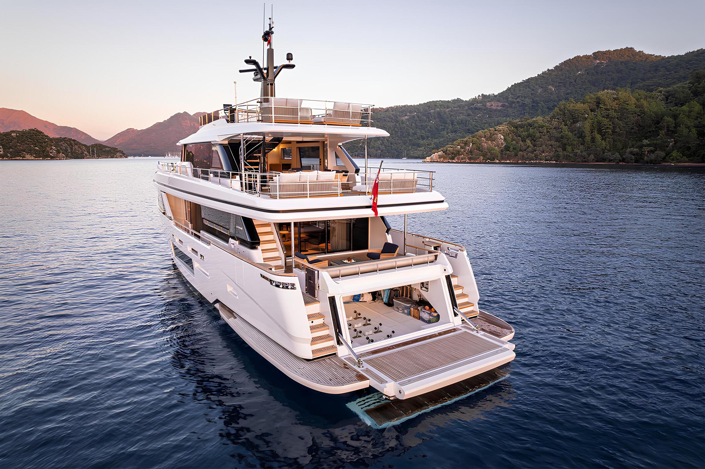 Экстерьер Custom Line Navetta 30 2023 MY BELLE ILE/Exterior Custom Line Navetta 30 2023 MY BELLE ILE